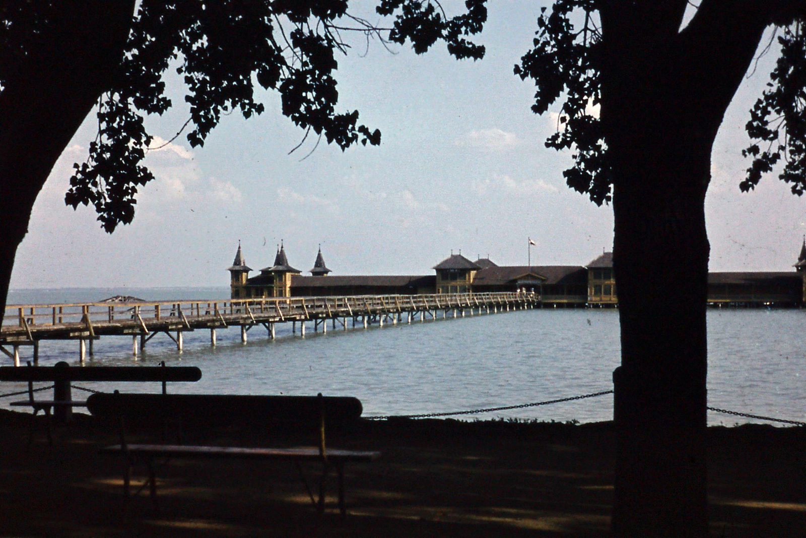 Hungary, Balatonfüred, a fürdőház a mai Tagore sétányról nézve., 1943, Szabó Viktor, colorful, Bath house, Fortepan #135640