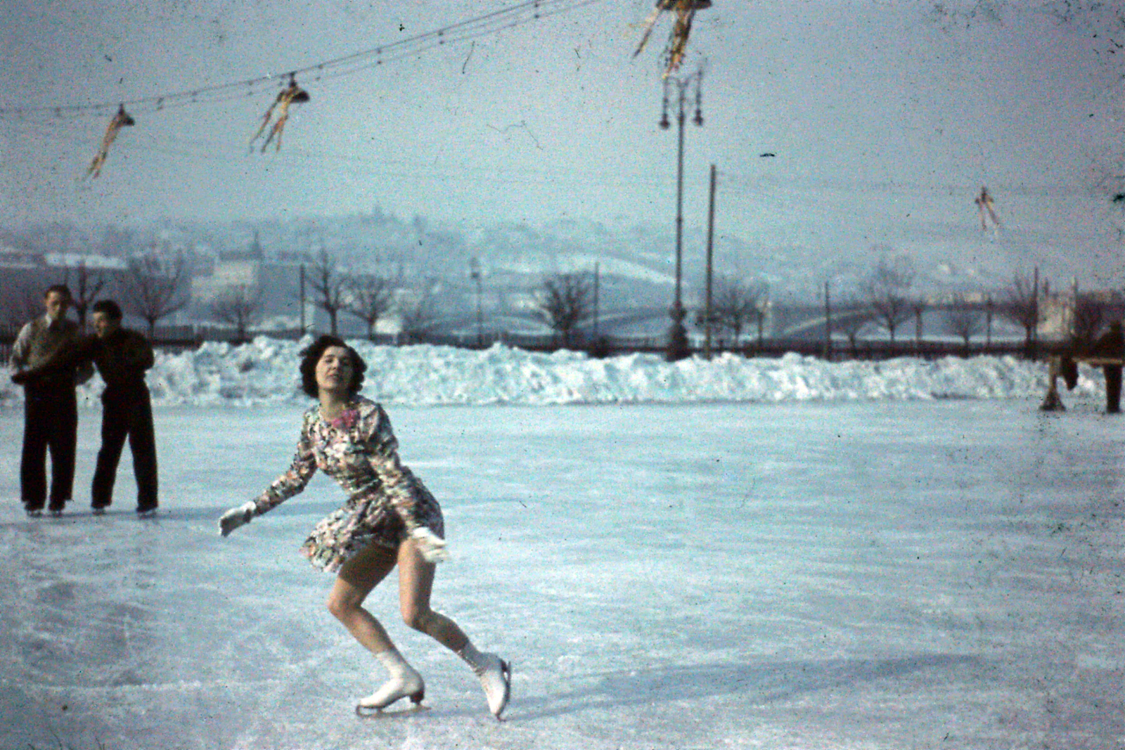 Hungary, Budapest V., Balaton (Rothermere) utca 1., Palatinus Jégpálya, háttérben a Margit híd. Ma az Olimpia park van ezen a helyen., 1943, Szabó Viktor, colorful, skating, Budapest, Fortepan #135645
