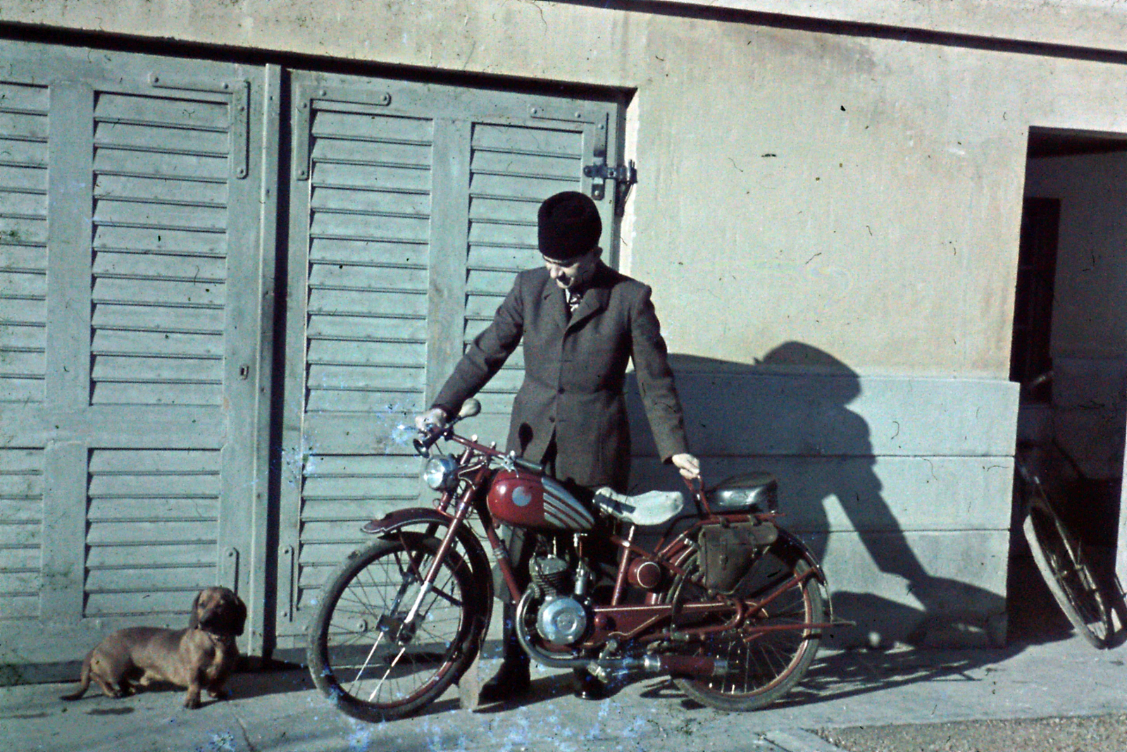Hungary,Lake Balaton, Keszthely, Múzeum utca 5., Castelli villa, ekkor a Kis-Balaton Vízrendező Társulat irodája., 1943, Szabó Viktor, colorful, motorcycle, Mátra-brand, Dachshund, Fortepan #135648