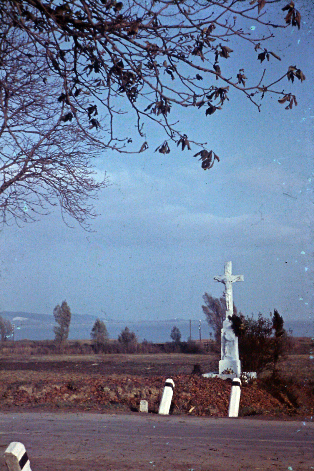 Hungary,Lake Balaton, Keszthely, kőkereszt a Fenéki út mellett., 1943, Szabó Viktor, colorful, crucifix, Fortepan #135652
