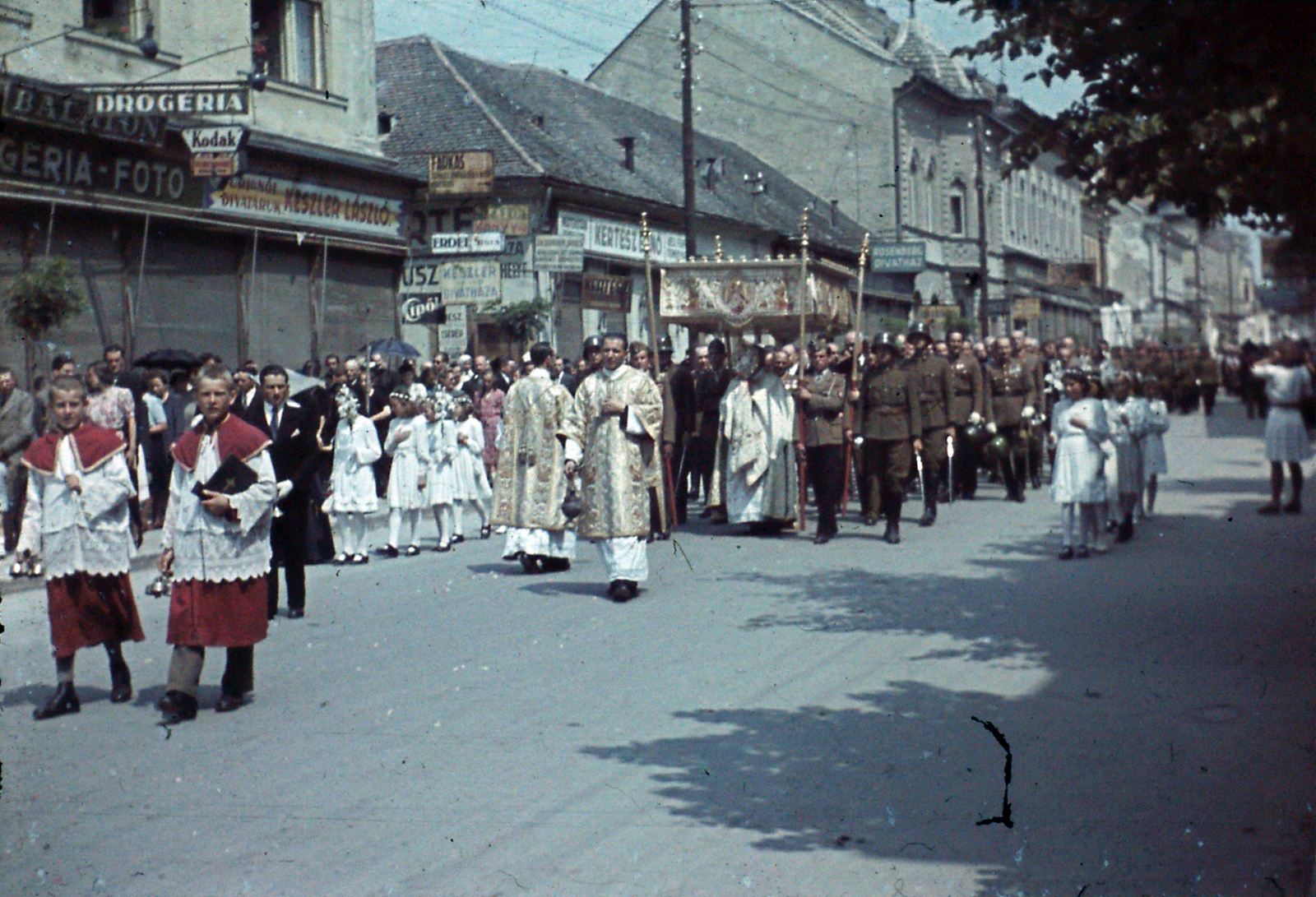 Magyarország,Balaton, Keszthely, Kossuth Lajos utca, körmenet., 1943, Szabó Viktor, színes, körmenet, drogéria, fotószaküzlet, Fortepan #135655