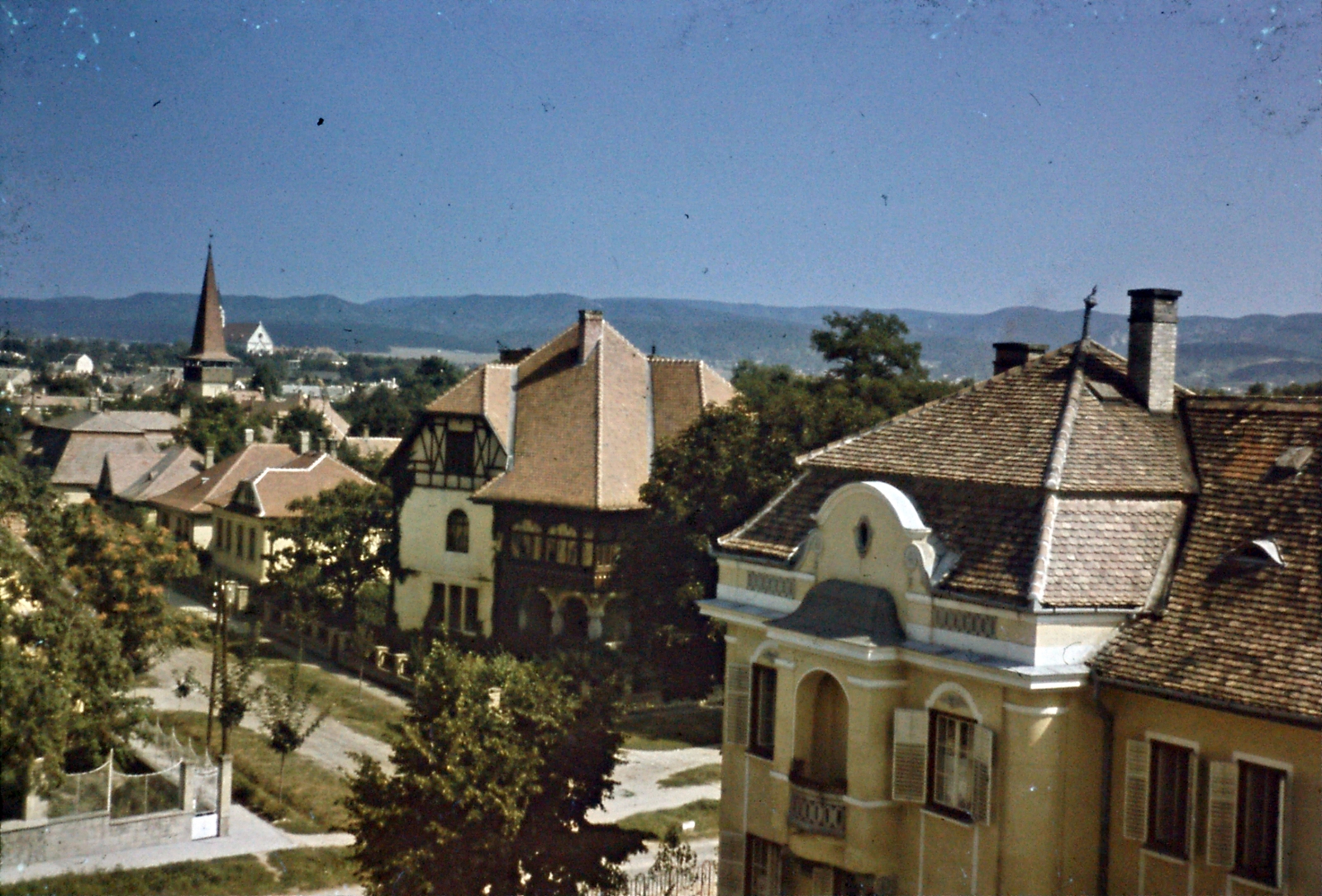 Hungary,Lake Balaton, Keszthely, Zrínyi Miklós utca a Múzeum utcából nézve, keresztben a Mártírok útja. Balra a Hanczók utcai református templom tornya látszik., 1943, Szabó Viktor, colorful, Fortepan #135659
