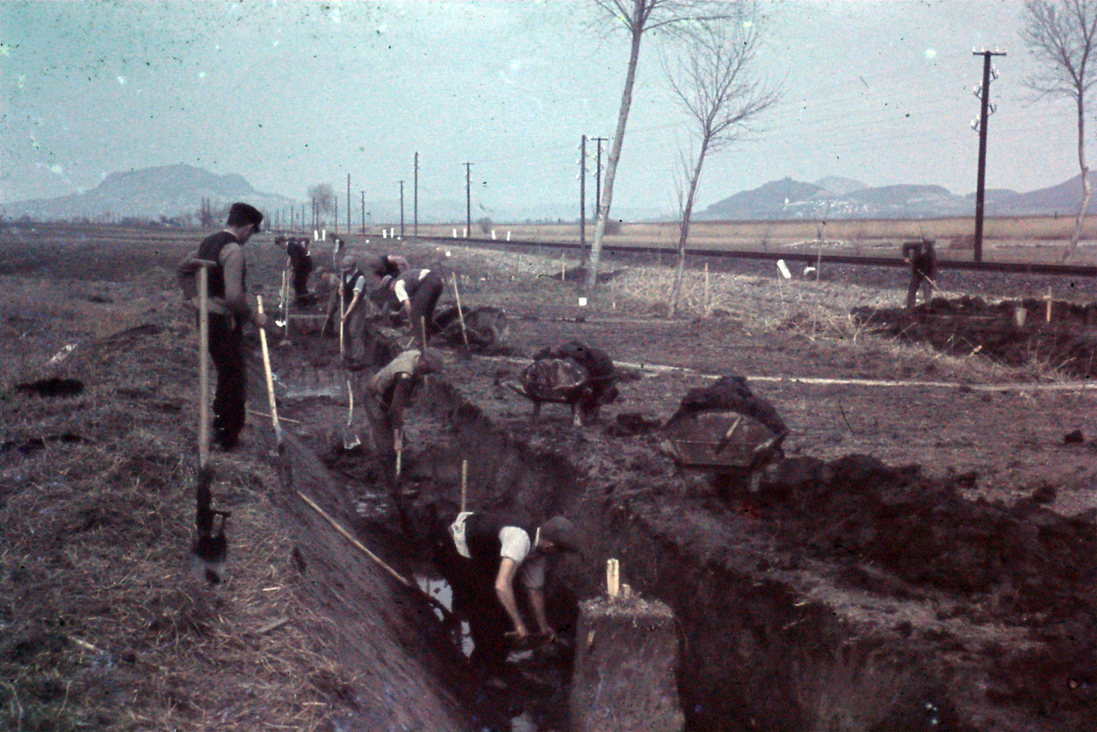Hungary, Balatongyörök, a felvétel Becehegy vasútállomás közelében készült. A háttérben balra a Szent György-hegy., 1943, Szabó Viktor, colorful, Fortepan #135666