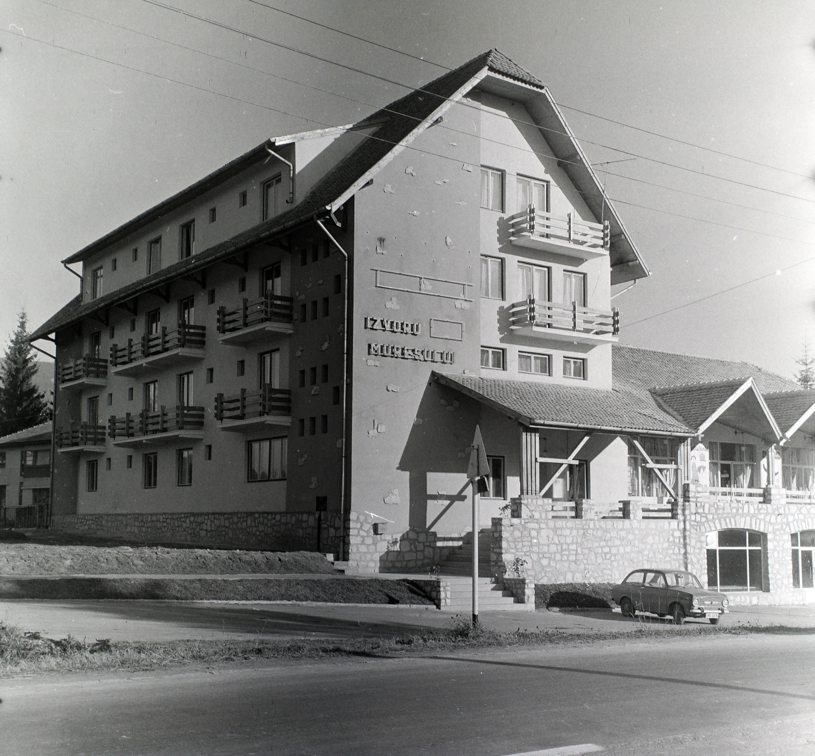 Romania,Transylvania, Izvoru Mureșului, Marosfő hotel (később Ezüstfenyő hotel)., 1972, Sütő András örökösei, Új Élet szerkesztőség, Fiat-brand, Fortepan #135682