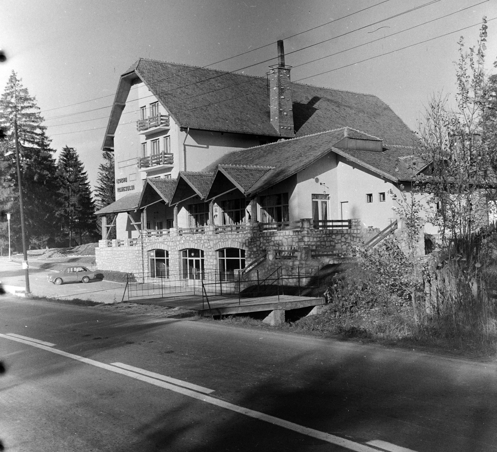 Romania,Transylvania, Izvoru Mureșului, Marosfő hotel (később Ezüstfenyő hotel)., 1972, Sütő András örökösei, Új Élet szerkesztőség, Fiat-brand, Fortepan #135683