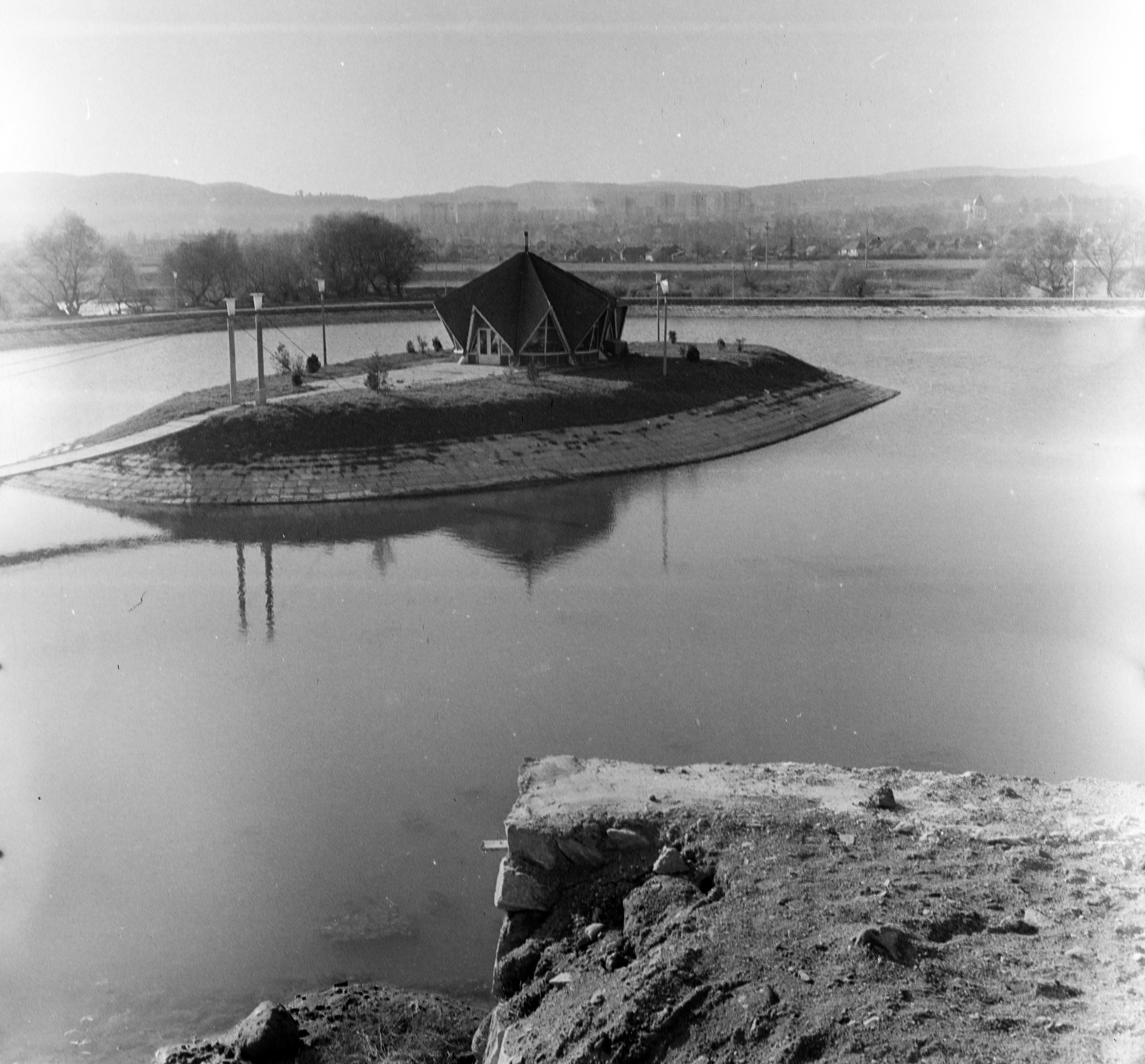 Romania,Transylvania, Seregélyes, mesterséges tó és sziget a vasútállomás környékén., 1975, Sütő András örökösei, Új Élet szerkesztőség, Fortepan #135689