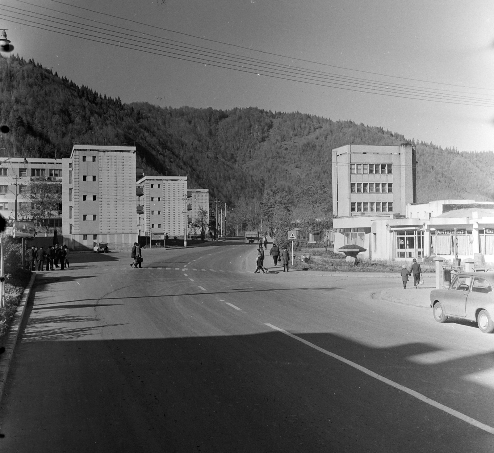 Romania, Bicaz, Strada Barajului, jobbra a Strada Teilor torkolata., 1978, Sütő András örökösei, Új Élet szerkesztőség, Fortepan #135696