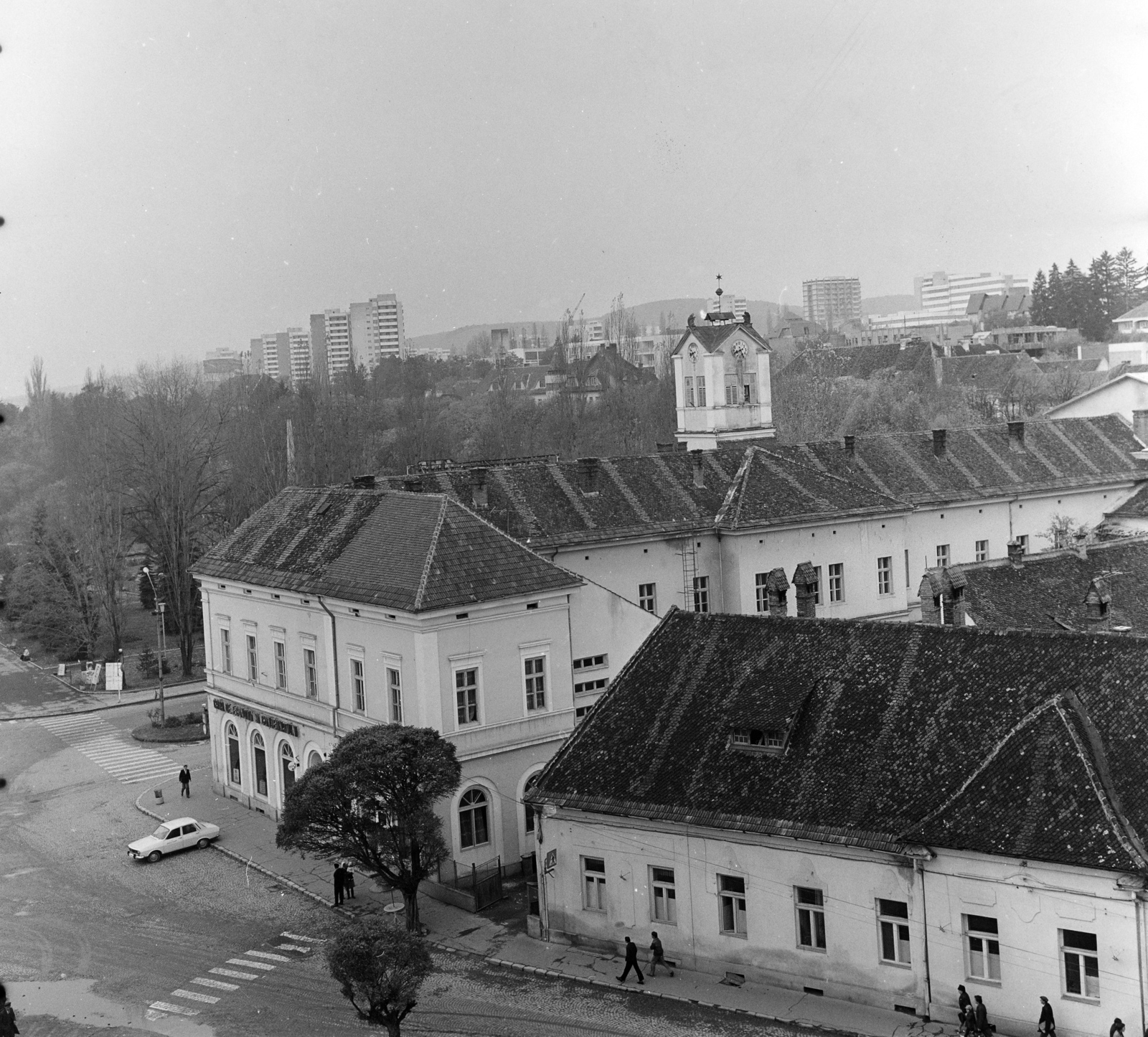 Romania,Transylvania, Seregélyes, Kossuth Lajos utca a Hotel Bodoc-ból nézve. A tornyos épület a Székely Nemzeti Múzeum - Gyárfás Jenő Képtár a Szabadság téren, háttérben az Erzsébet park fái látszanak., 1975, Sütő András örökösei, Új Élet szerkesztőség, Fortepan #135701