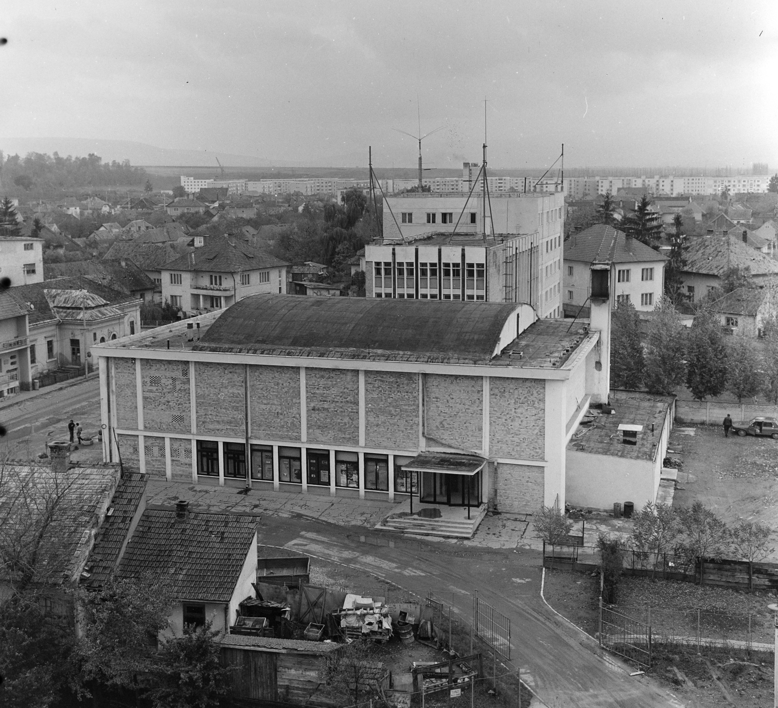 Romania,Transylvania, Seregélyes, a Művész mozi a Hotel Bodoc-ból nézve, a mozitól balra a Kőrösi Csoma Sándor utca., 1975, Sütő András örökösei, Új Élet szerkesztőség, Fortepan #135702