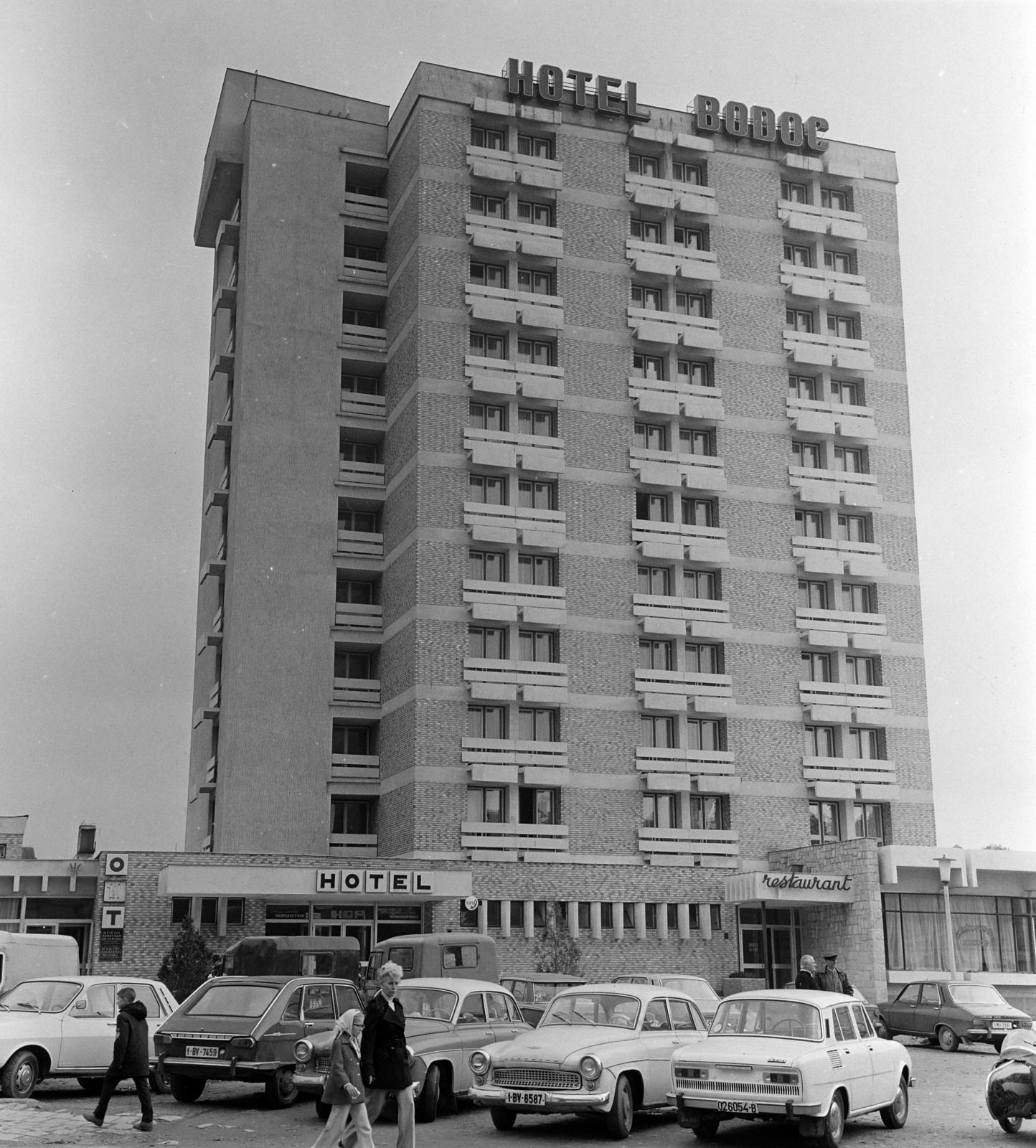 Romania,Transylvania, Seregélyes, Kossuth Lajos utca, Hotel Bodoc., 1975, Sütő András örökösei, Új Élet szerkesztőség, hotel, Fortepan #135703