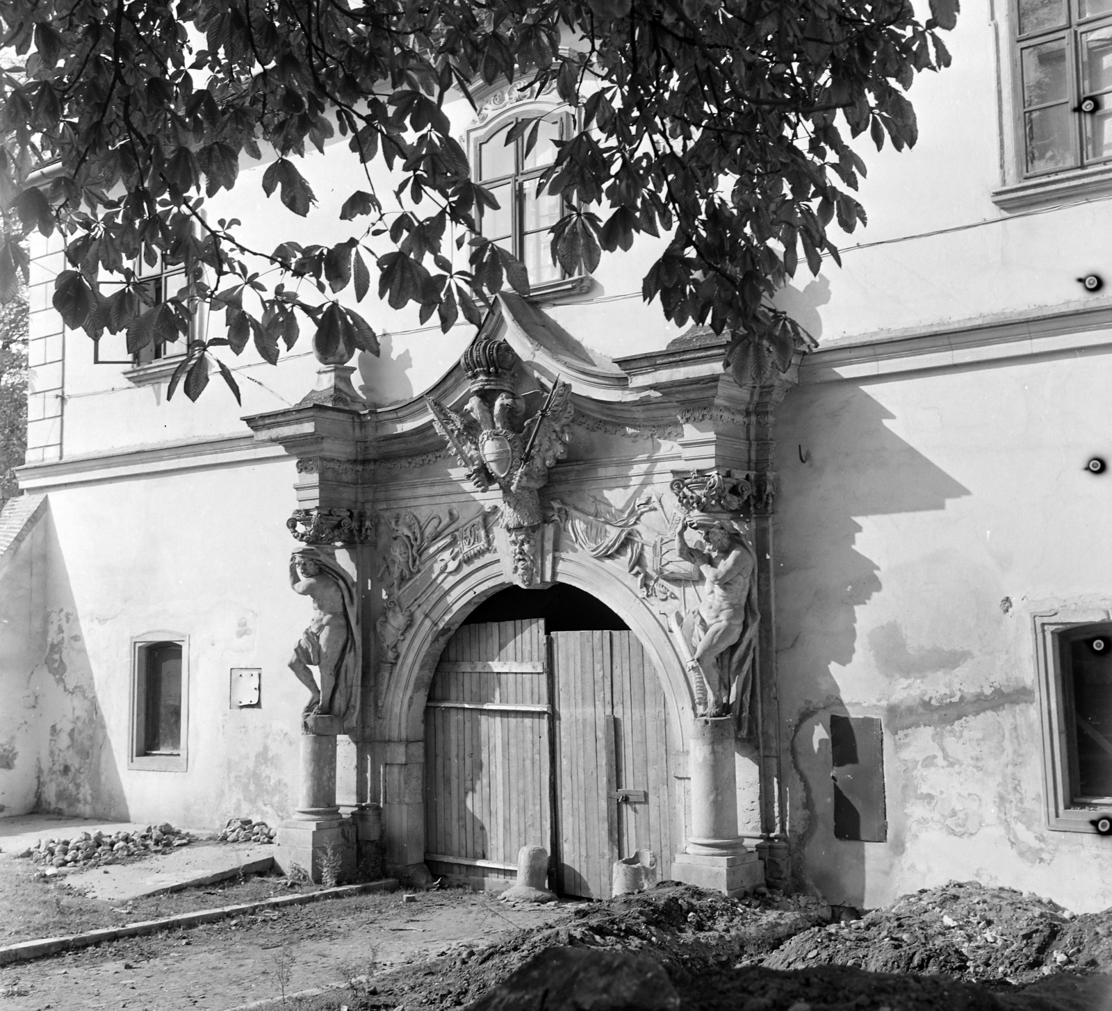 Romania,Transylvania, Alba Iulia, új várkapu., 1968, Sütő András örökösei, Új Élet szerkesztőség, gate, crest, Fortepan #135706