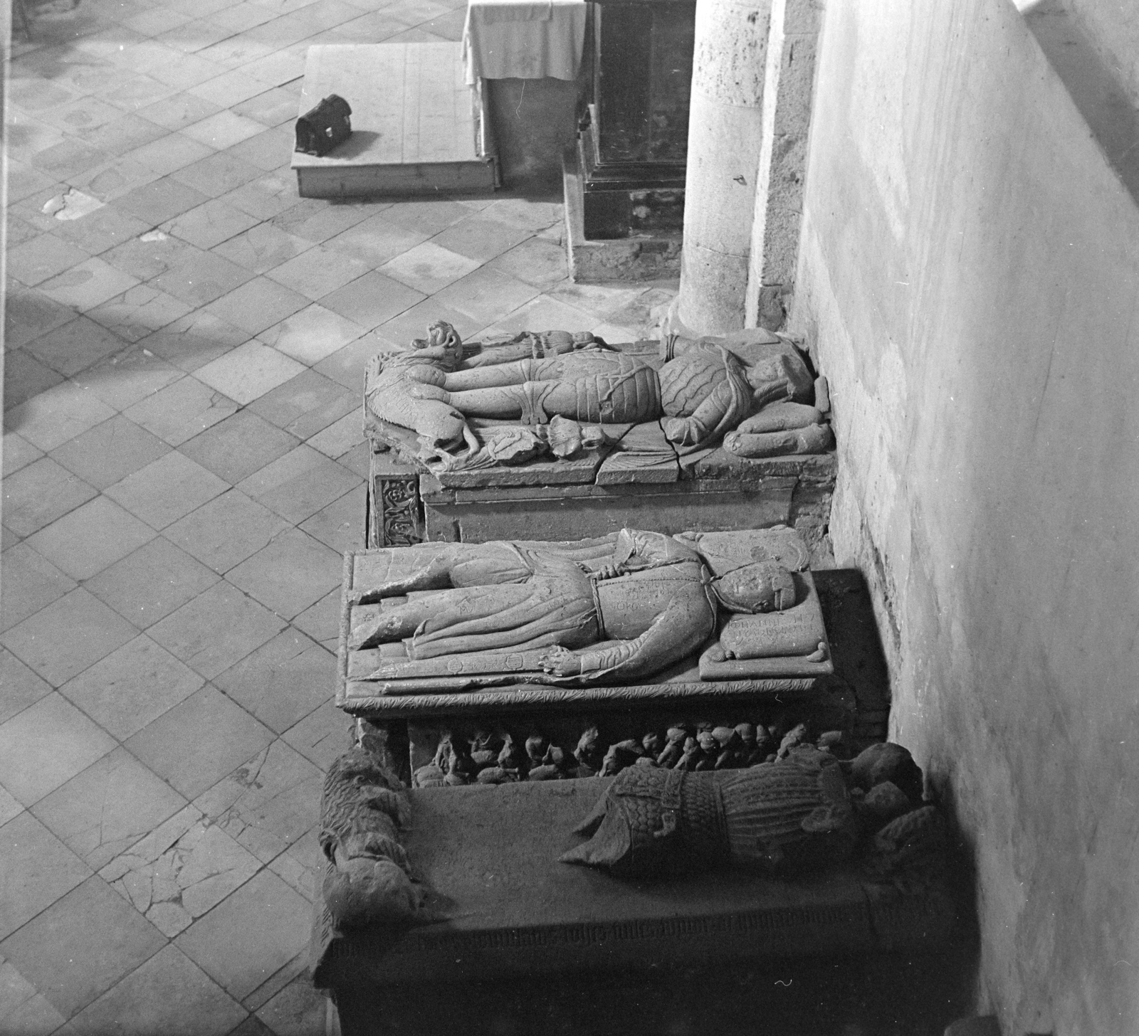 Romania,Transylvania, Alba Iulia, Hunyadi László, Hunyadi János és testvére ifj. Hunyadi János szarkofágja a Szent Mihály-székesegyház déli mellékhajójában., 1968, Sütő András örökösei, Új Élet szerkesztőség, tomb, church interior, crypt, Fortepan #135707