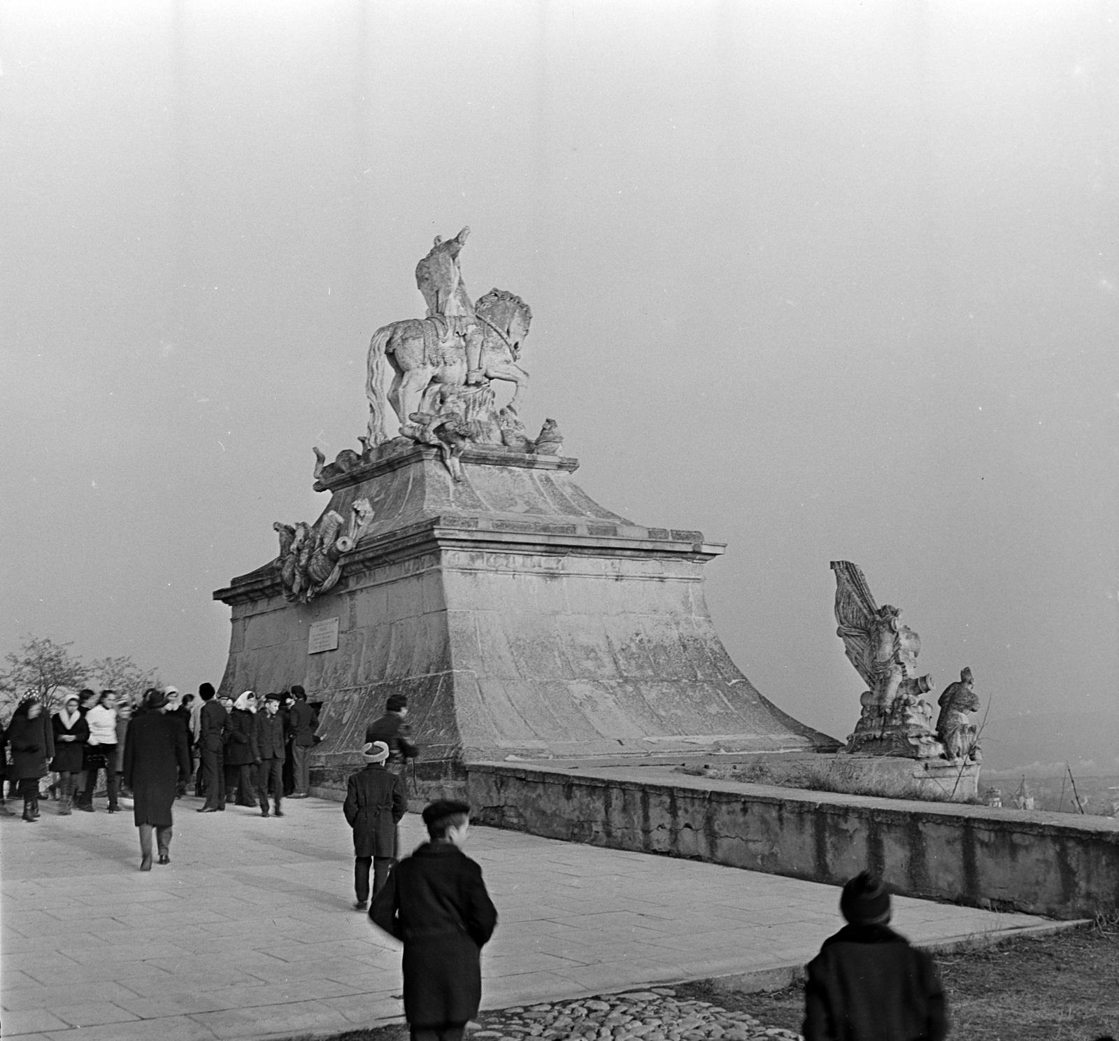 Romania,Transylvania, Alba Iulia, III. Károly lovasszobra a vár felső Károly-kapujának tetején., 1968, Sütő András örökösei, Új Élet szerkesztőség, Fortepan #135709