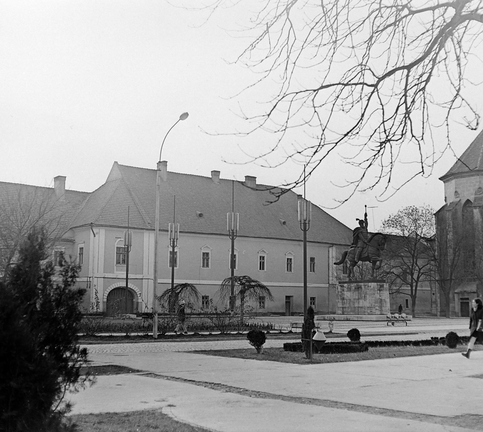 Romania,Transylvania, Alba Iulia, Vitéz Mihály (Mihai Viteazul) román uralkodó szobra a várban, háttérben a fejedelmi palota, jobbra a Szent Mihály-székesegyház., 1968, Sütő András örökösei, Új Élet szerkesztőség, horse sculpture, Michael the Brave-portrayal, Fortepan #135715