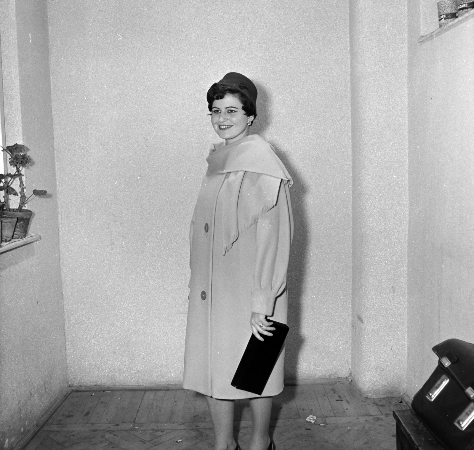 Romania,Transylvania, Târgu Mureș, a Kultúrpalotában tartott divatbemutató egyik manökenje., 1960, Sütő András örökösei, Új Élet szerkesztőség, hat, coat, Fortepan #135717