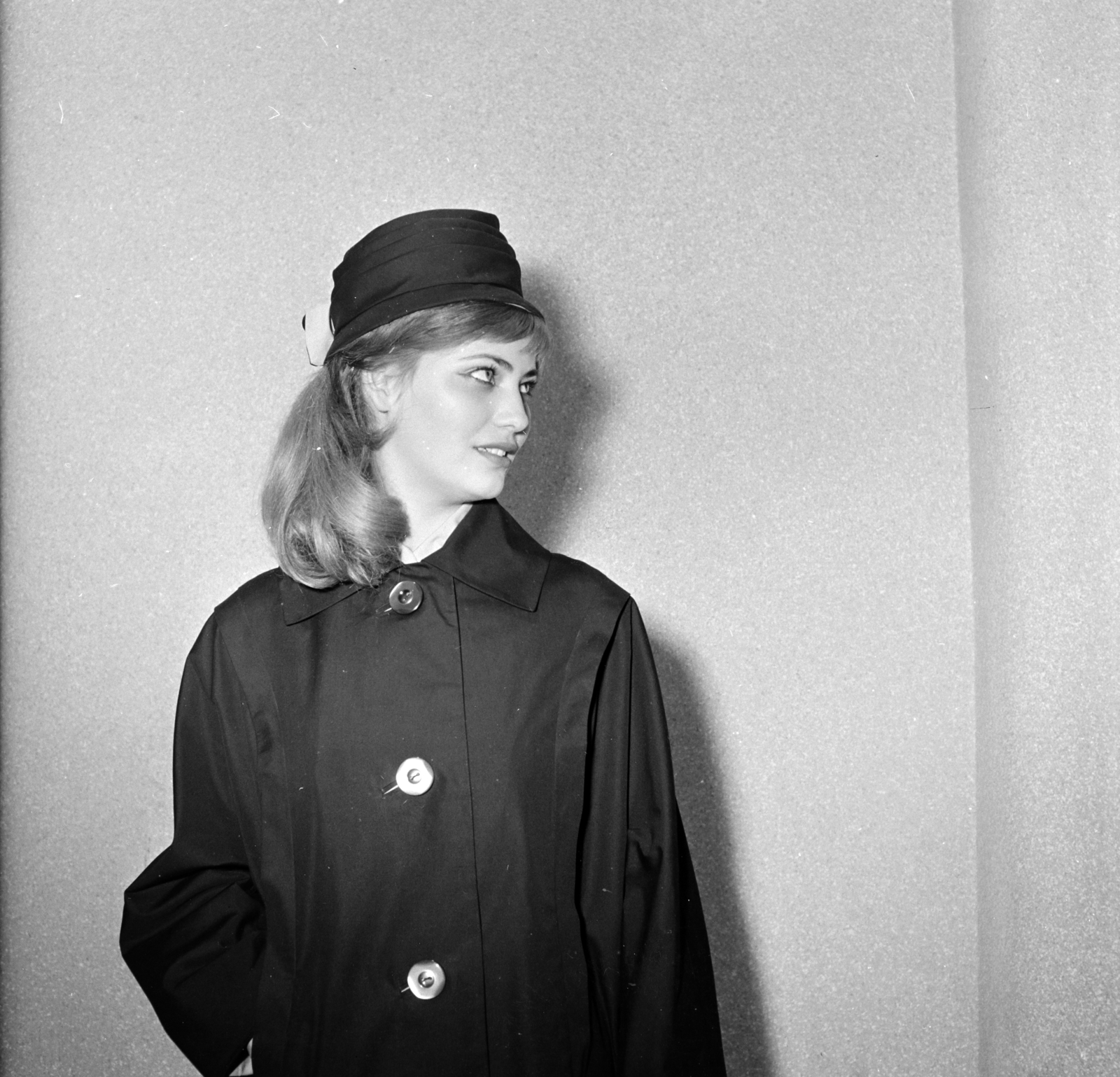 Romania,Transylvania, Târgu Mureș, a Kultúrpalotában tartott divatbemutató egyik manökenje., 1960, Sütő András örökösei, Új Élet szerkesztőség, hairdo, fair-haired, Fortepan #135718