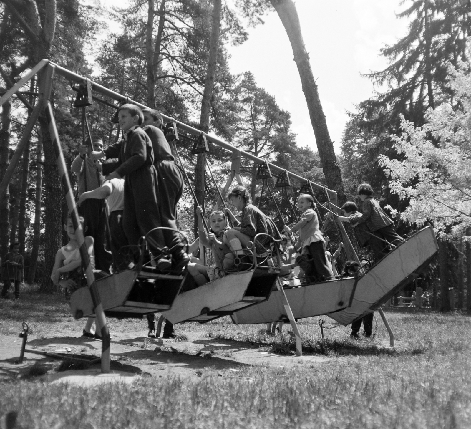 1960, Sütő András örökösei, Új Élet szerkesztőség, playground, kid, swing, Fortepan #135720