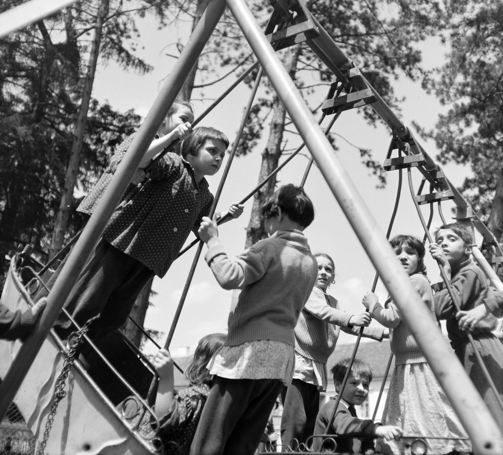1960, Sütő András örökösei, Új Élet szerkesztőség, playground, kid, swing, Fortepan #135721