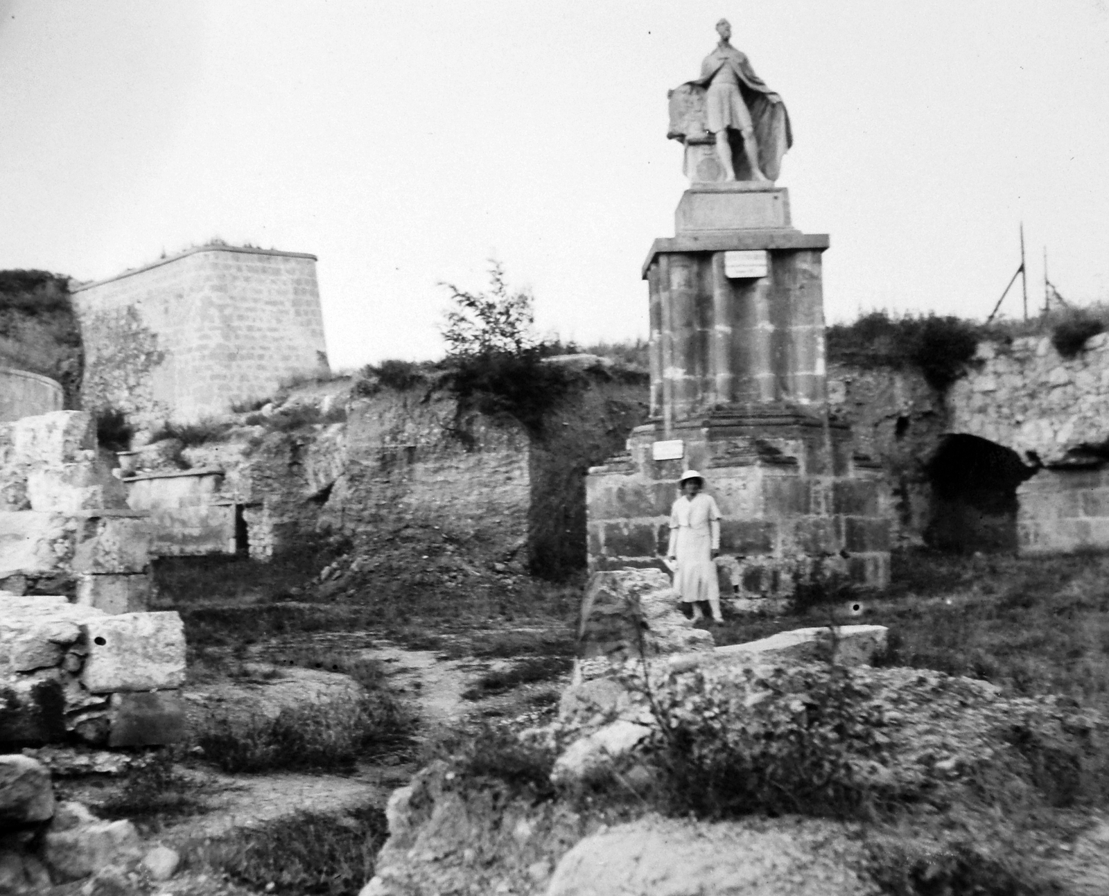 Hungary, Eger, Árpád-kori székesegyház maradványai a várban. A székesegyház szentélypillérén Szent István szobra 1815-ből., 1930, Fortepan, sculpture, castle ruins, Saint Stephen I-portrayal, Fortepan #13573