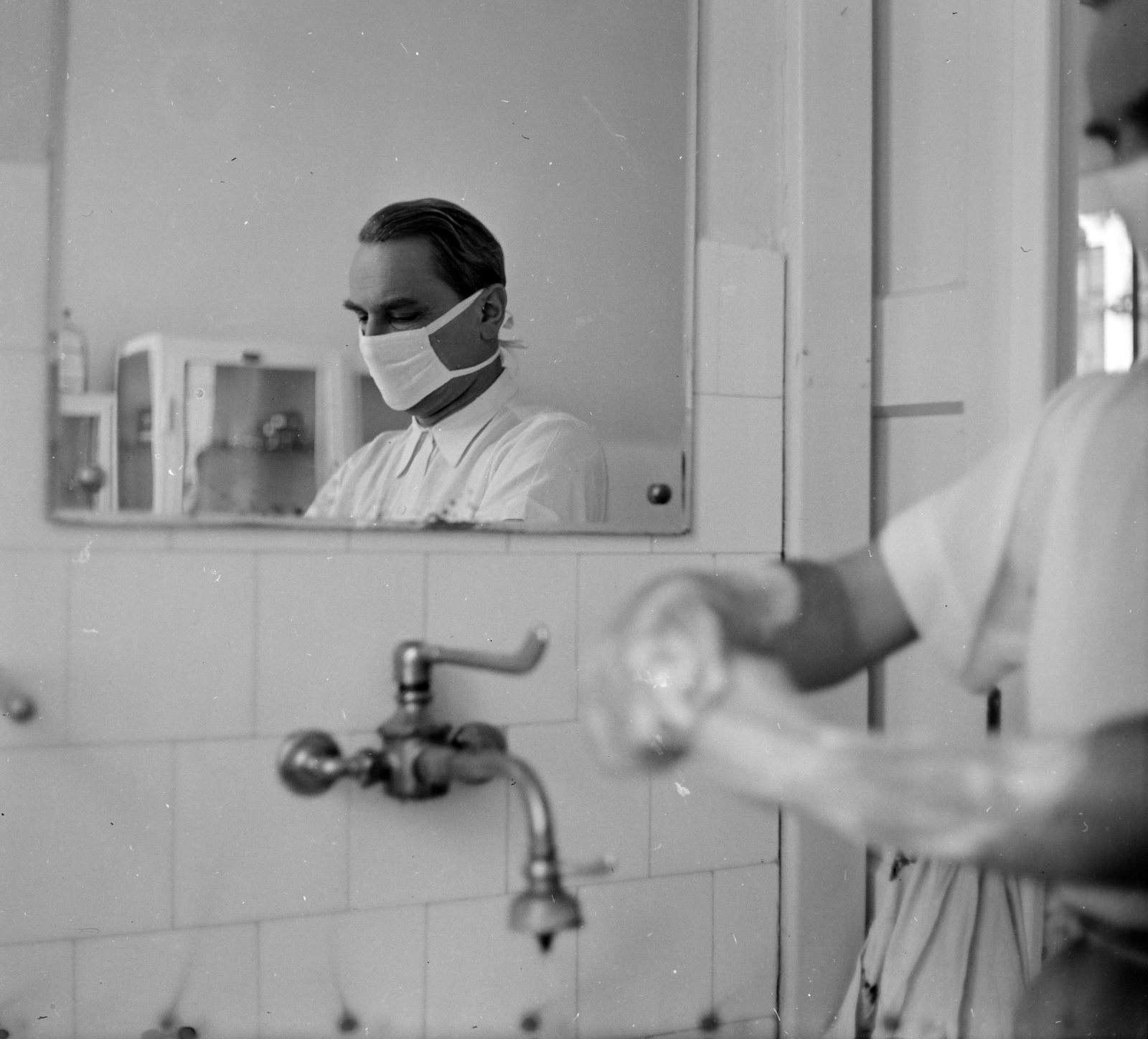 Romania,Transylvania, Târgu Mureș, Sebészeti Klinika, Szív- és Érsebészeti Osztály., 1962, Sütő András örökösei, Új Élet szerkesztőség, tap, surgical mask, Fortepan #135732