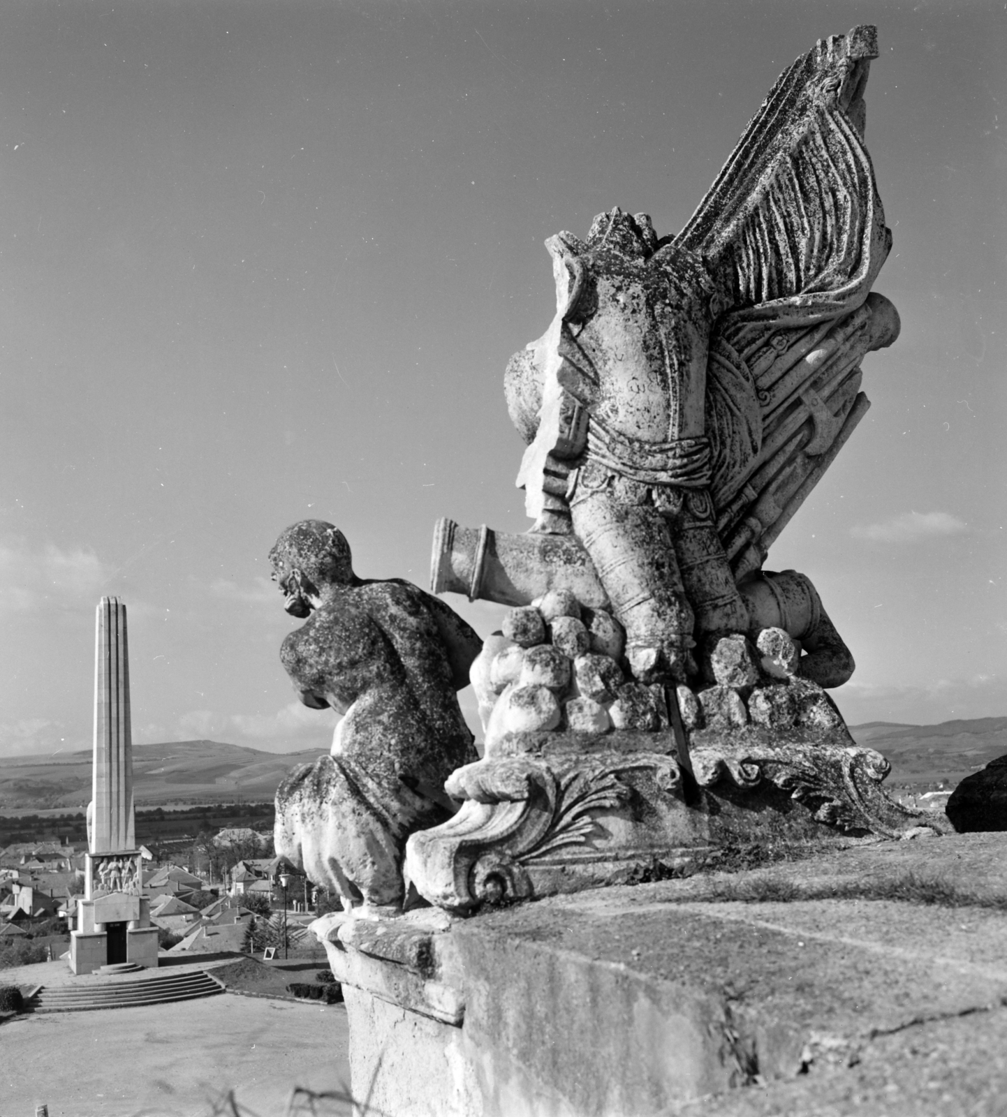 Romania,Transylvania, Alba Iulia, kilátás a vár felső Károly-kapujának párkányától a Horia, Closca és Crisan 18. századi román parasztvezérek emlékműve felé., 1968, Sütő András örökösei, Új Élet szerkesztőség, Fortepan #135733