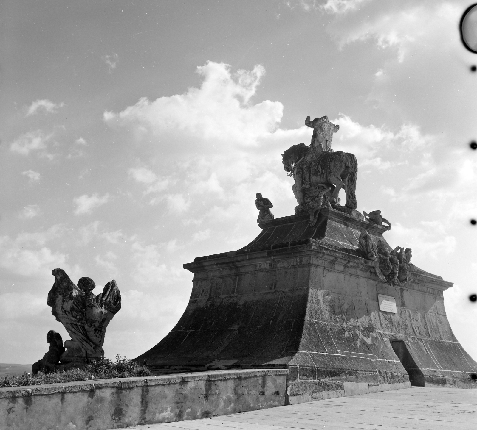Romania,Transylvania, Alba Iulia, III. Károly lovasszobra a vár felső Károly-kapujának tetején., 1968, Sütő András örökösei, Új Élet szerkesztőség, Fortepan #135734