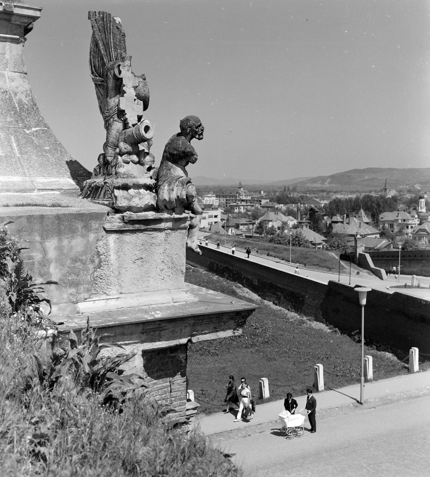 Romania,Transylvania, Alba Iulia, kilátás a vár felső Károly-kapujától a város felé., 1968, Sütő András örökösei, Új Élet szerkesztőség, Fortepan #135735