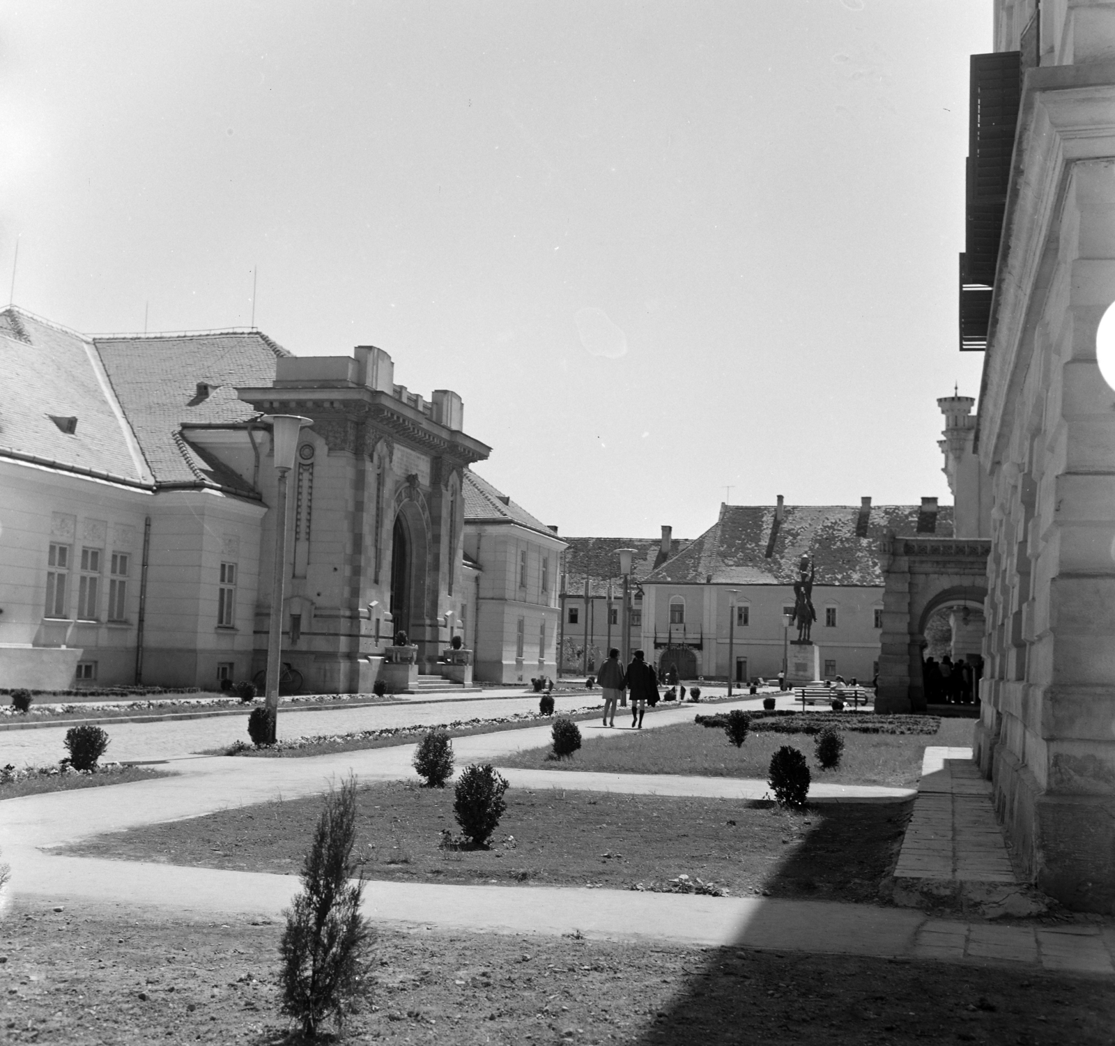 Romania,Transylvania, Alba Iulia, vár, balra az Egyesülés Terme, jobbra az egykori Tiszti kaszinó, ma Városi Múzeum., 1968, Sütő András örökösei, Új Élet szerkesztőség, Fortepan #135739