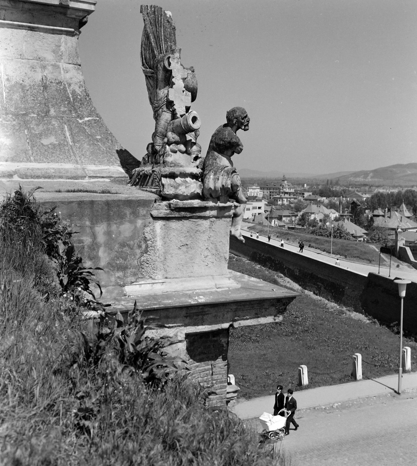 Romania,Transylvania, Alba Iulia, kilátás a vár felső Károly-kapujától a város felé., 1968, Sütő András örökösei, Új Élet szerkesztőség, Fortepan #135741