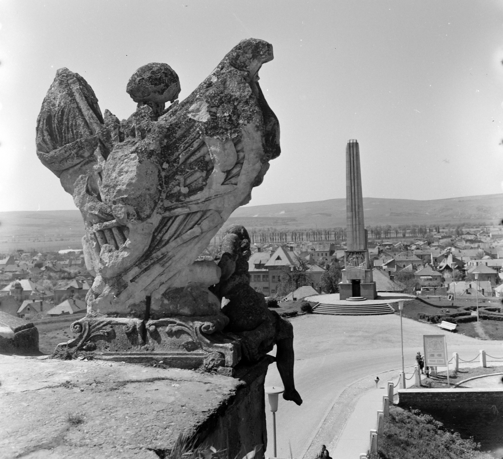 Romania,Transylvania, Alba Iulia, kilátás a vár felső Károly-kapujának párkányától a Horia, Closca és Crisan 18. századi román parasztvezérek emlékműve felé., 1968, Sütő András örökösei, Új Élet szerkesztőség, Fortepan #135745