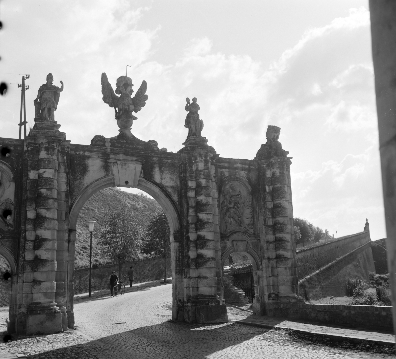Romania,Transylvania, Alba Iulia, a vár alsó Károly-kapuja., 1968, Sütő András örökösei, Új Élet szerkesztőség, gate, gateway, Fortepan #135746