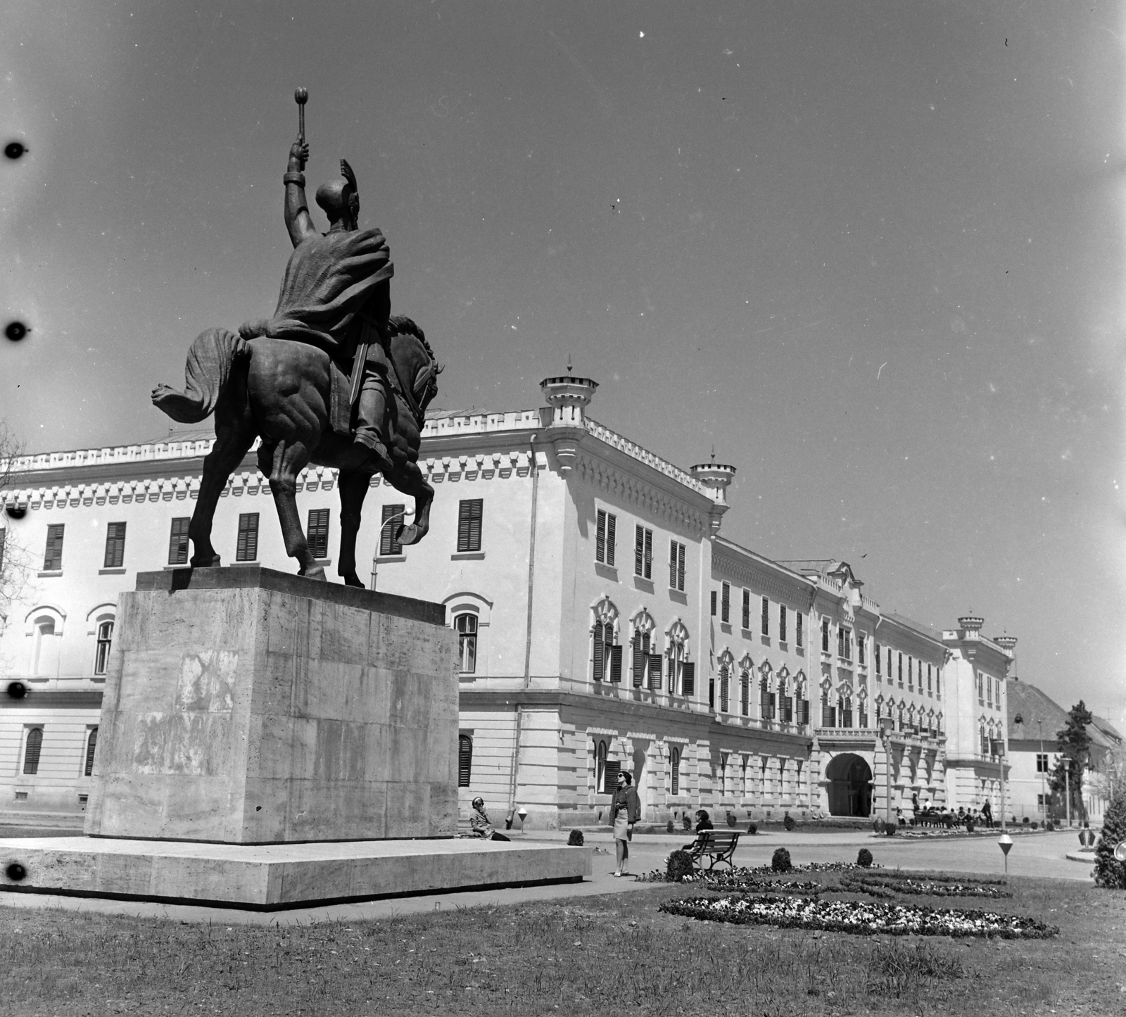 Romania,Transylvania, Alba Iulia, Vitéz Mihály (Mihai Viteazul) román uralkodó szobra a várban, szemben az egykori Tiszti kaszinó, ma Városi Múzeum., 1968, Sütő András örökösei, Új Élet szerkesztőség, museum, horse sculpture, Michael the Brave-portrayal, Fortepan #135749