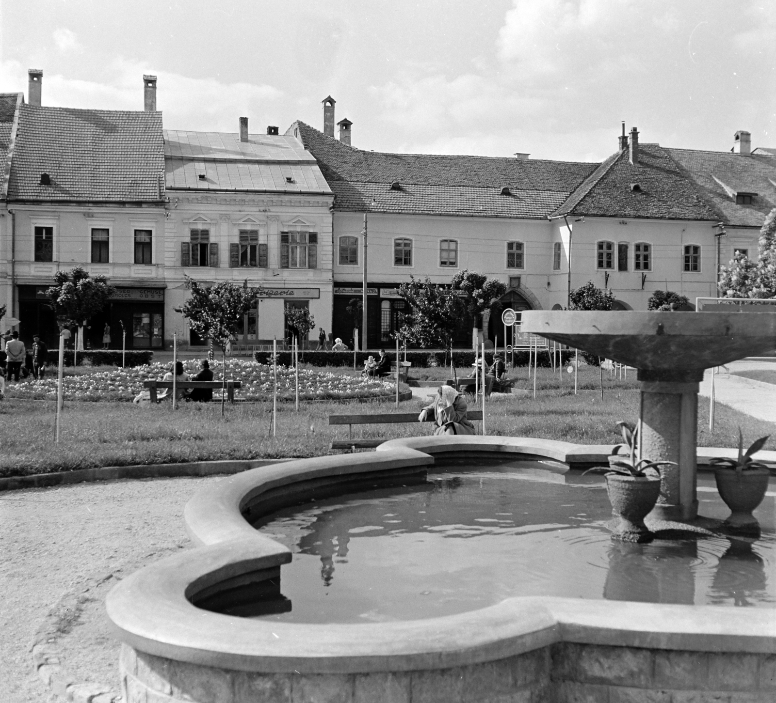 Romania,Transylvania, Bistrița, Fő tér (piata Centrala)., 1962, Sütő András örökösei, Új Élet szerkesztőség, pool, Fortepan #135752