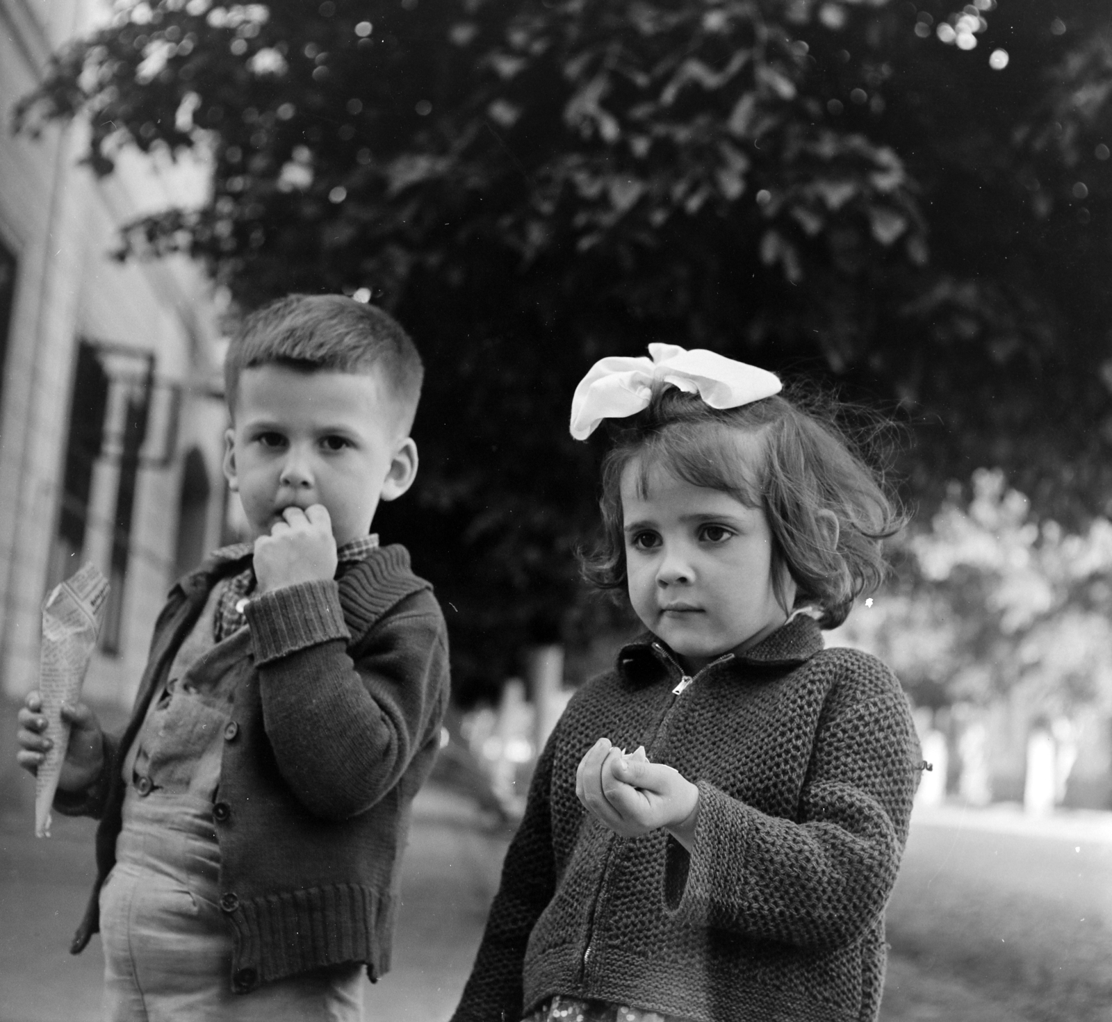 Romania,Transylvania, Bistrița, Fő tér (piata Centrala)., 1962, Sütő András örökösei, Új Élet szerkesztőség, cardigan, ribbon, ice cream, kids, Fortepan #135764