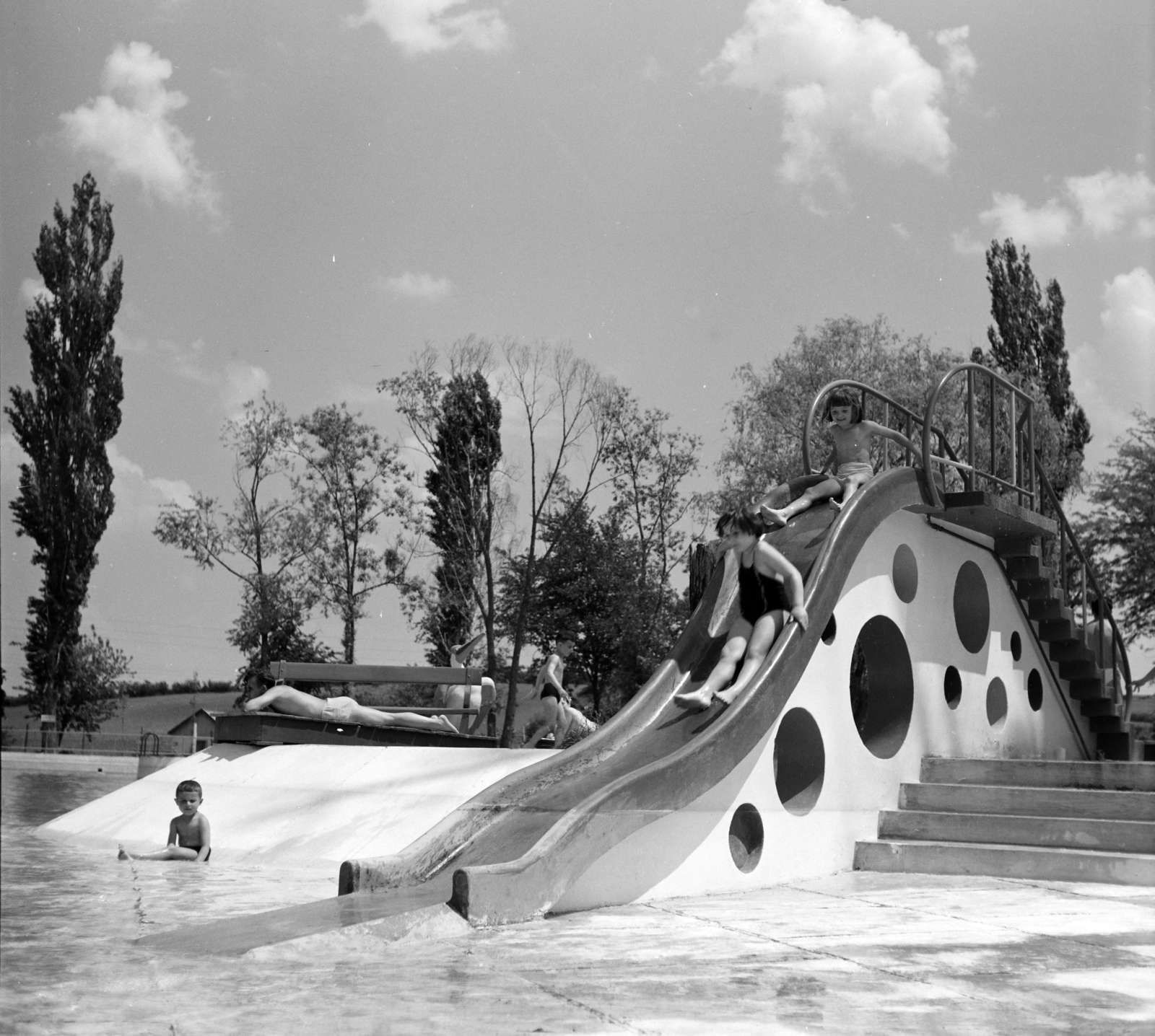 Románia,Erdély, Váradszentmárton, Félixfürdő, Termál strand., 1962, Sütő András örökösei, Új Élet szerkesztőség, vízicsúszda, Fortepan #135767