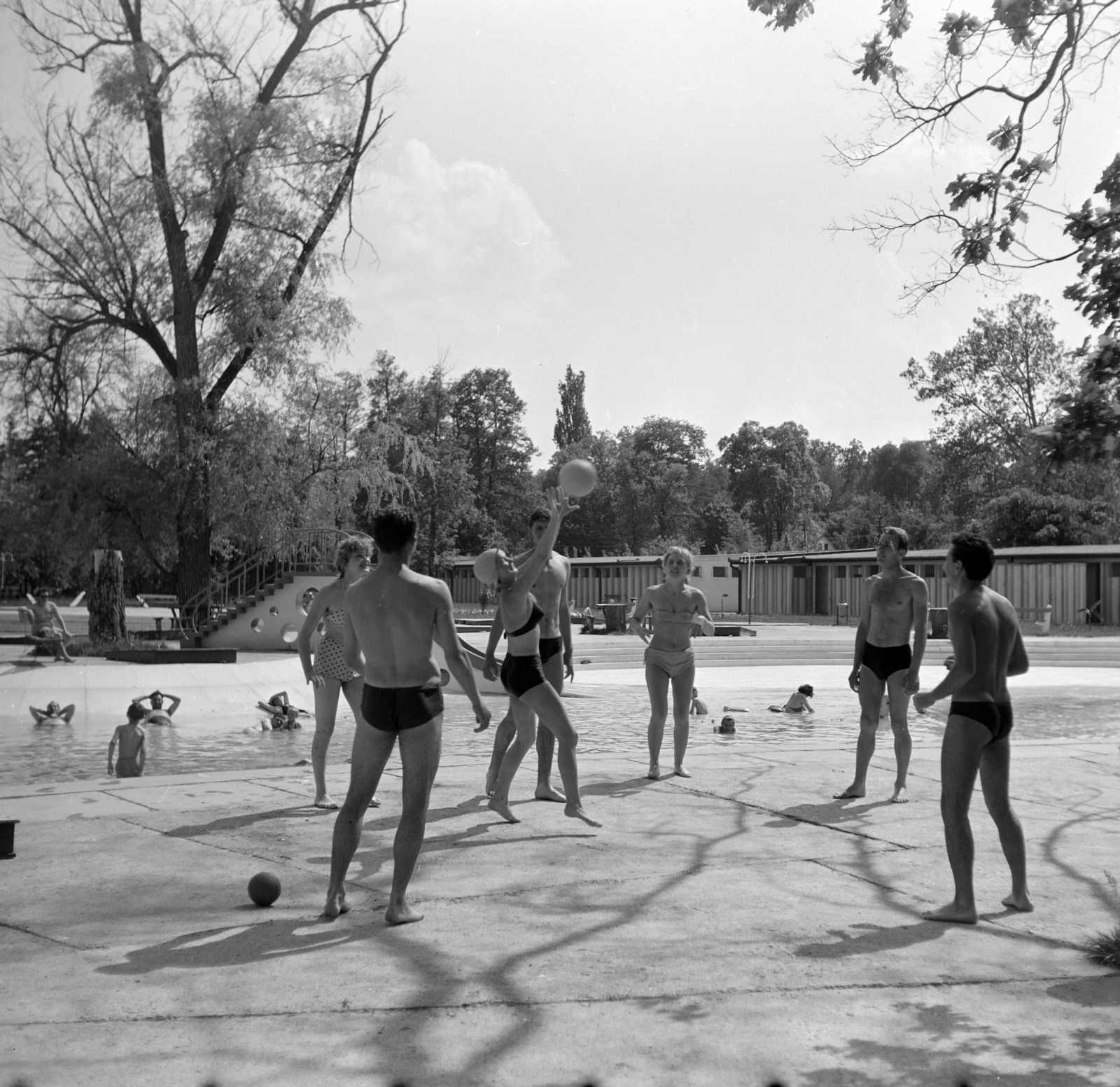 Románia,Erdély, Váradszentmárton, Félixfürdő, Termál strand., 1962, Sütő András örökösei, Új Élet szerkesztőség, strand, Fortepan #135777