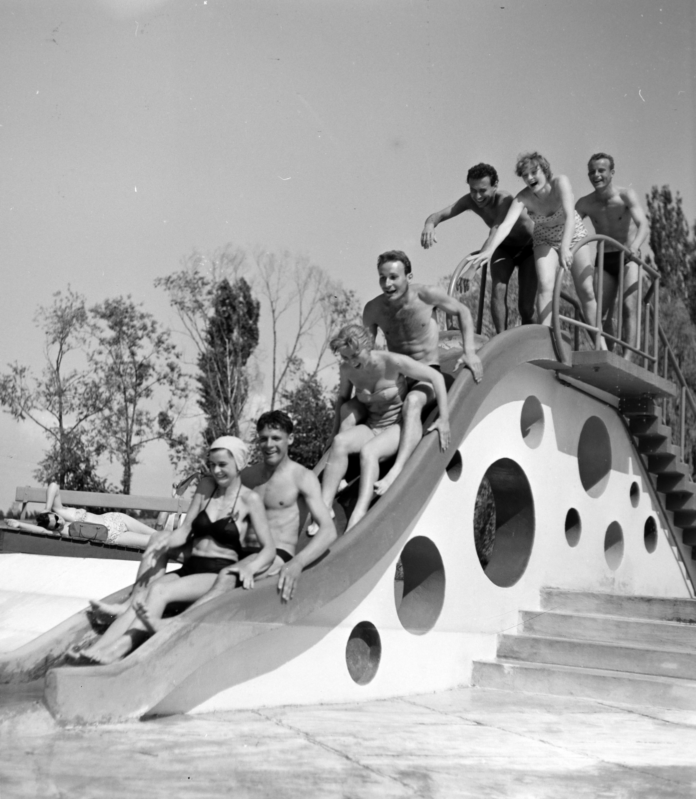 Románia,Erdély, Váradszentmárton, Félixfürdő, Termál strand., 1962, Sütő András örökösei, Új Élet szerkesztőség, vízicsúszda, Fortepan #135779