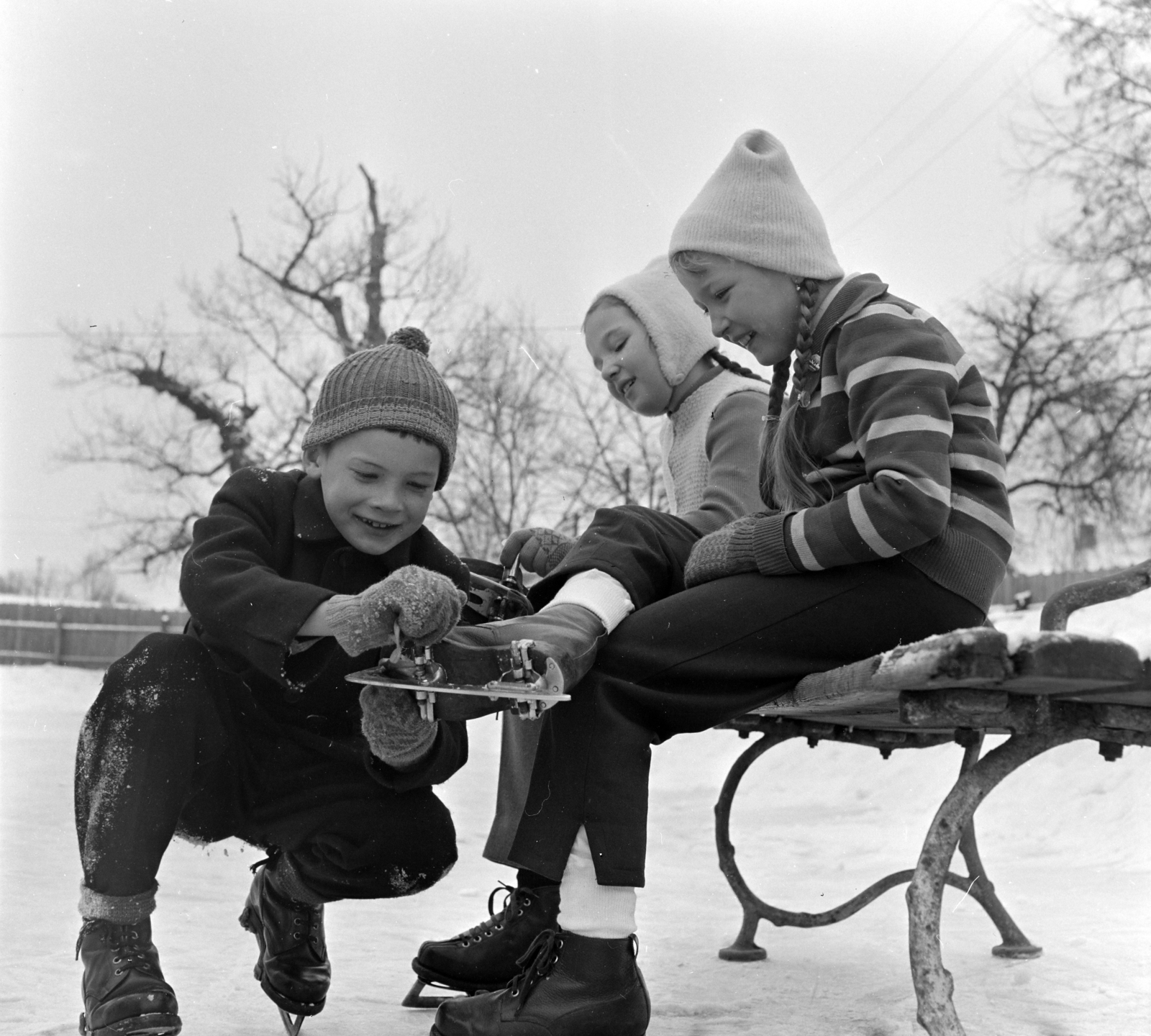Romania,Transylvania, 1962, Sütő András örökösei, Új Élet szerkesztőség, ice skate, three people, Fortepan #135790