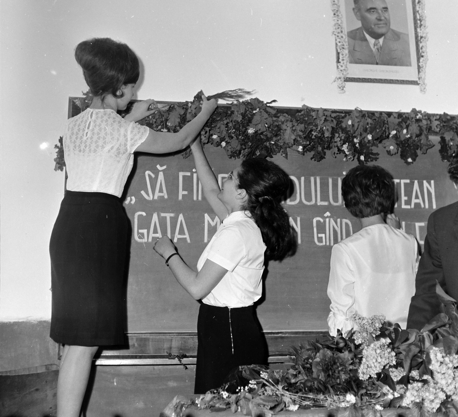 Romania,Transylvania, Târgu Mureș, 1964, Sütő András örökösei, Új Élet szerkesztőség, school, label, flower decoration, blackboard, Gheorghe Gheorghiu-Dej-portrayal, Fortepan #135796