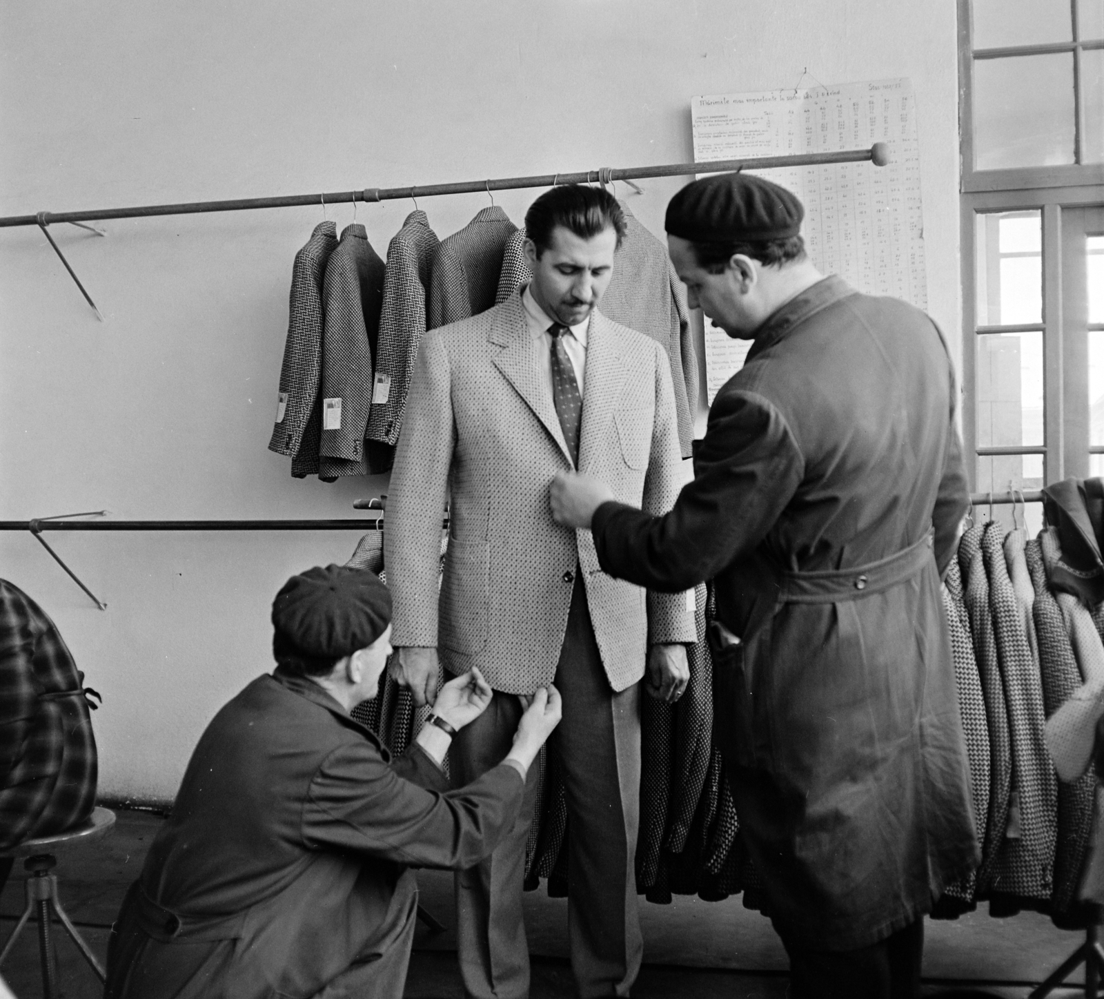 Románia,Erdély, Nagyvárad, Kossuth Lajos utca (Strada Independenţei) 11., készruhagyár., 1962, Sütő András örökösei, Új Élet szerkesztőség, férfiak, szabóság, próbamérés, Fortepan #135838