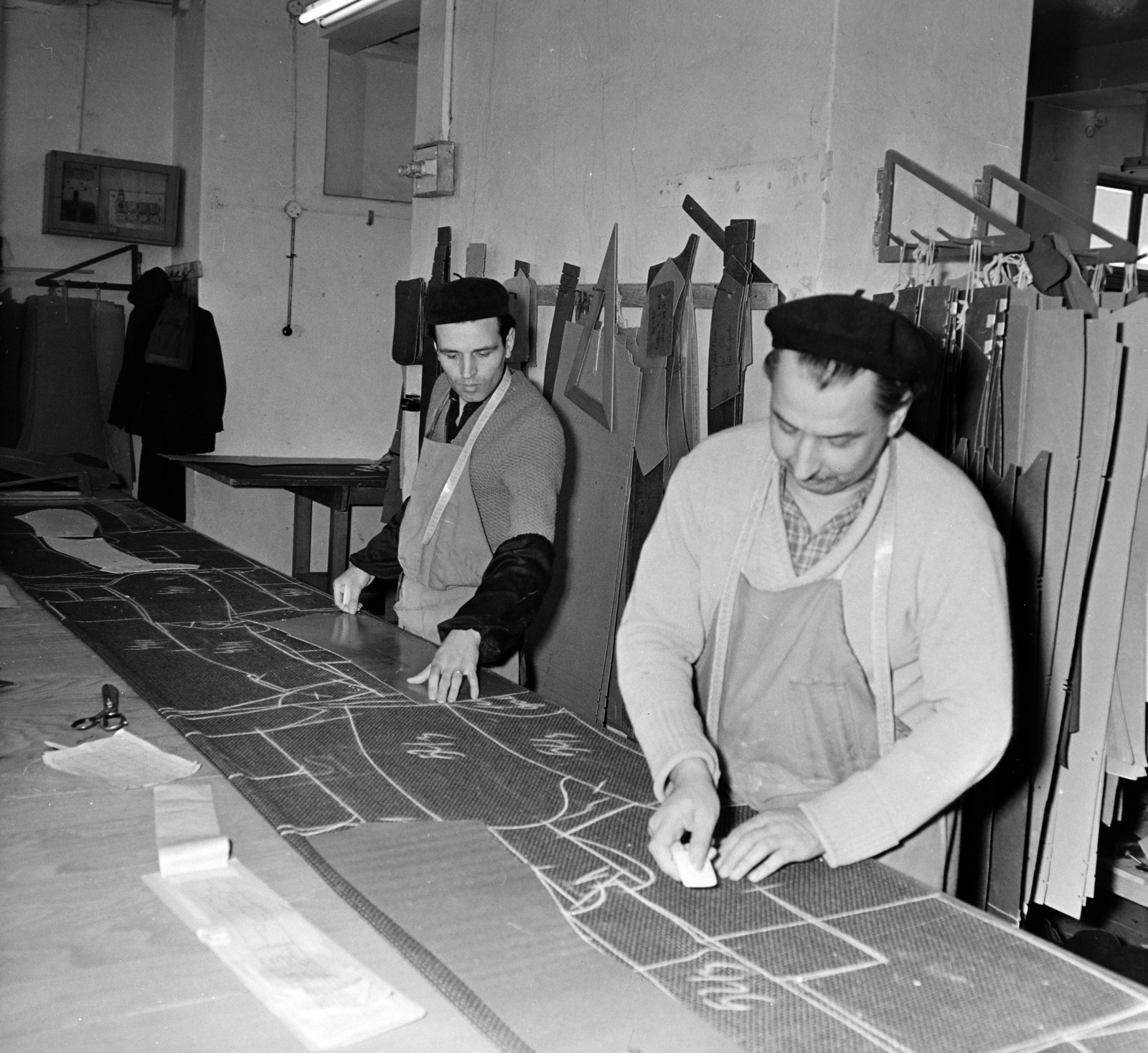 Románia,Erdély, Nagyvárad, Kossuth Lajos utca (Strada Independenţei) 11., készruhagyár., 1962, Sütő András örökösei, Új Élet szerkesztőség, szabóság, Fortepan #135839