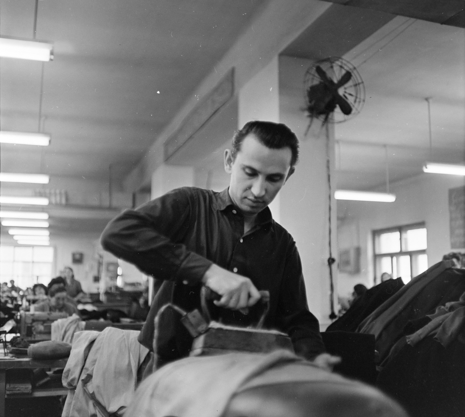 Romania,Transylvania, Oradea, Kossuth Lajos utca (Strada Independenţei) 11., készruhagyár., 1962, Sütő András örökösei, Új Élet szerkesztőség, worker, sewing, Fortepan #135842