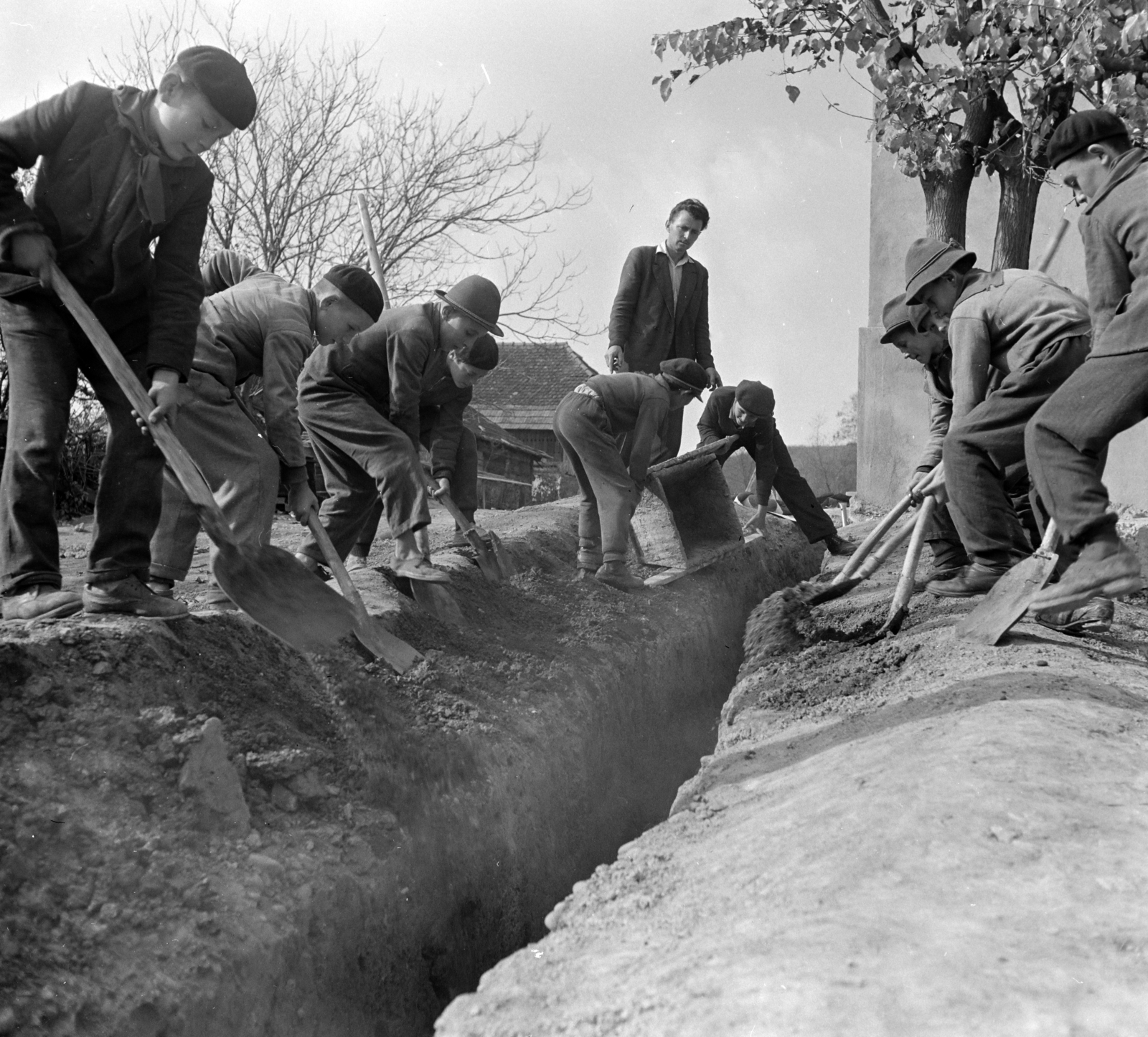 1962, Sütő András örökösei, Új Élet szerkesztőség, shovel, kids, work, Fortepan #135856