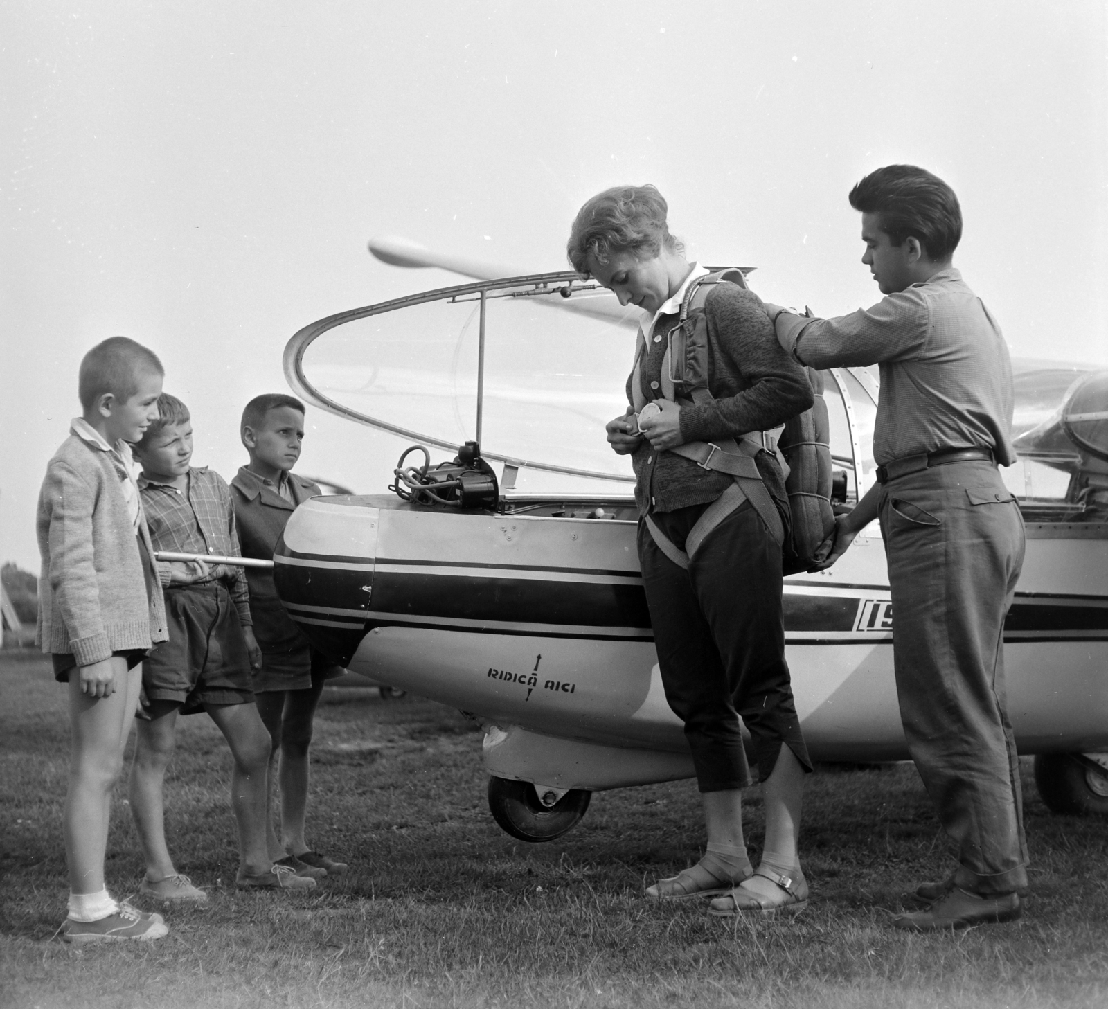 Romania,Transylvania, Târgu Mureș, sportrepülőtér., 1962, Sütő András örökösei, Új Élet szerkesztőség, sailplane, parachute, gaping, sandal, sneakers, Fortepan #135862