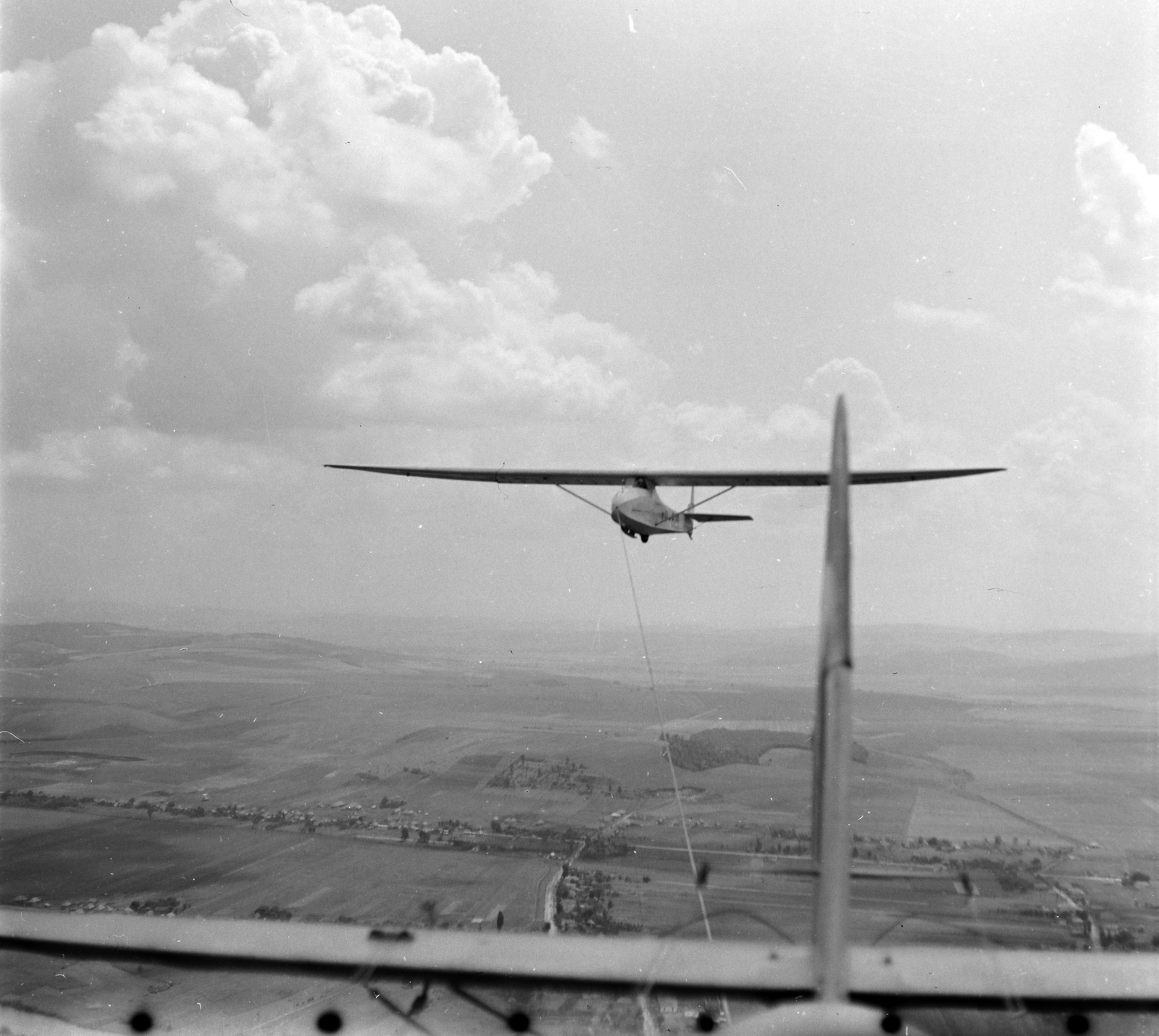 Románia,Erdély, Maroskeresztúr, a légifotó a település felett készült. Vitorlázó repülőgép vontatókötélen., 1962, Sütő András örökösei, Új Élet szerkesztőség, vitorlázó repülőgép, Fortepan #135869