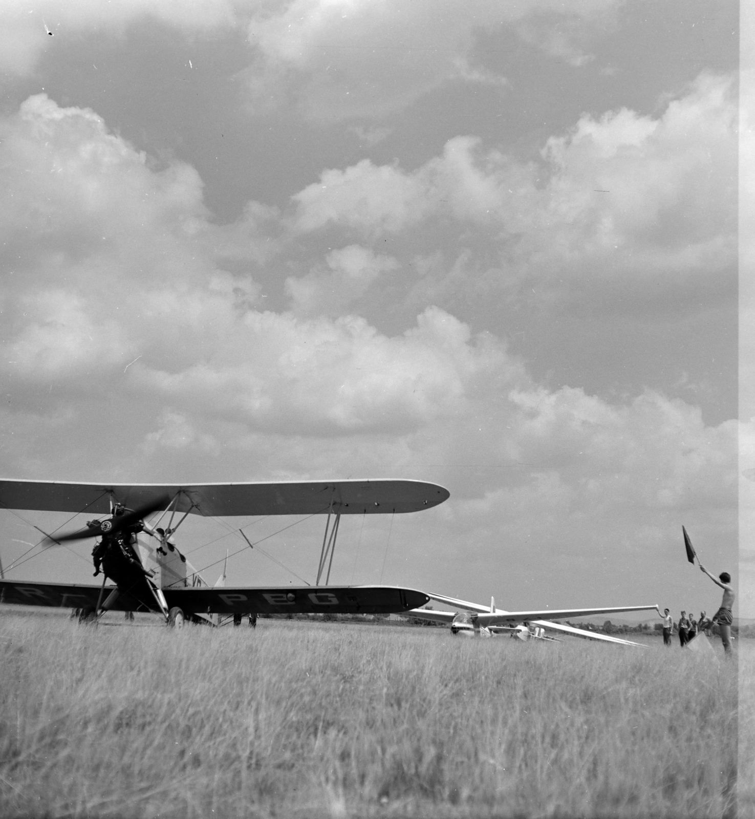 Romania,Transylvania, Târgu Mureș, sportrepülőtér., 1962, Sütő András örökösei, Új Élet szerkesztőség, sailplane, biplane, Fortepan #135871