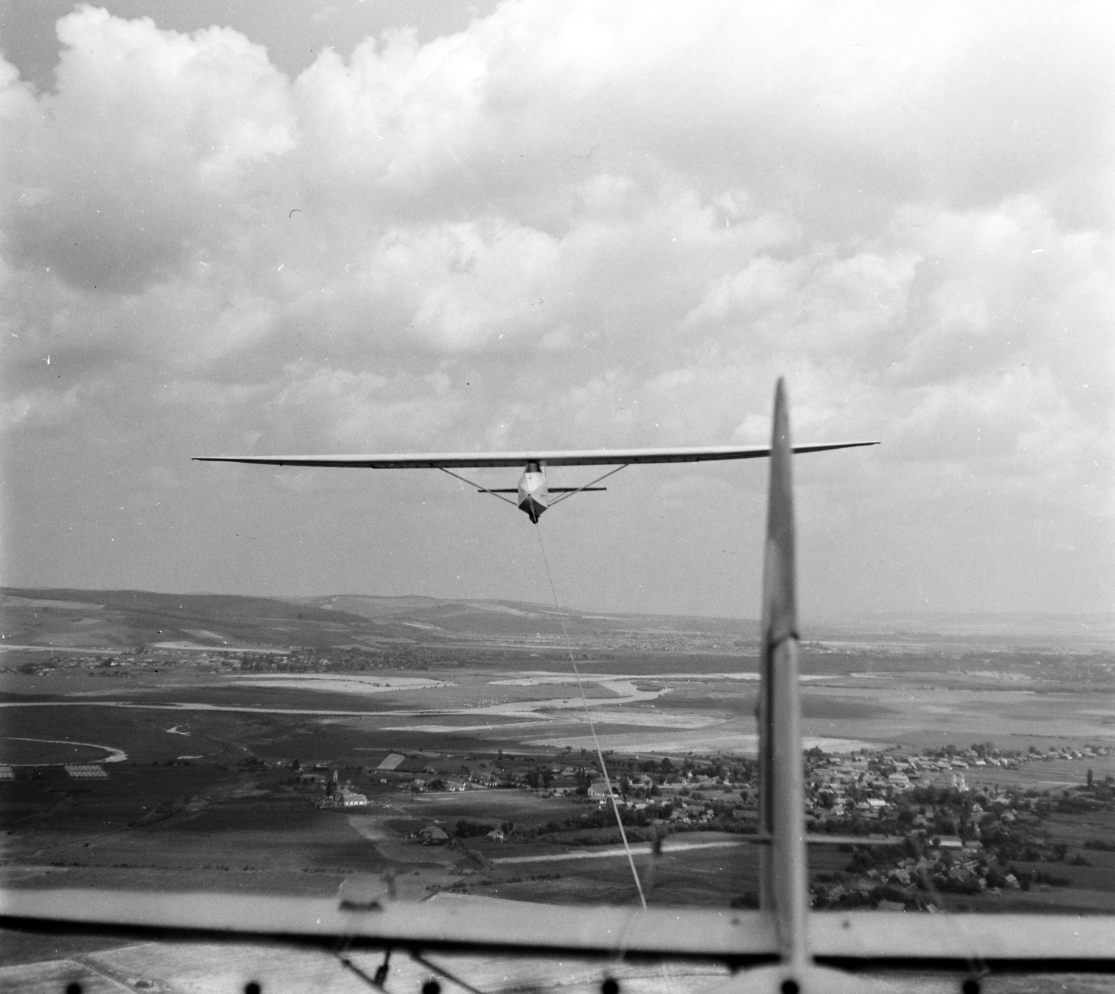 Romania,Transylvania, Târgu Mureș, a légifotó Meggyesfalva városrész felett készült. Vitorlázó repülőgép vontatókötélen., 1962, Sütő András örökösei, Új Élet szerkesztőség, sailplane, Fortepan #135874