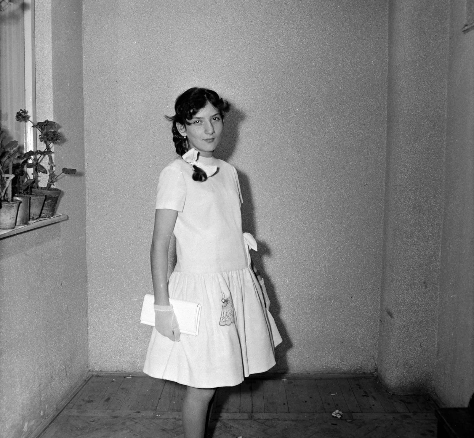 Romania,Transylvania, Târgu Mureș, a Kultúrpalotában tartott divatbemutató egyik manökenje., 1960, Sütő András örökösei, Új Élet szerkesztőség, white dress, tress, girl, Fortepan #135892