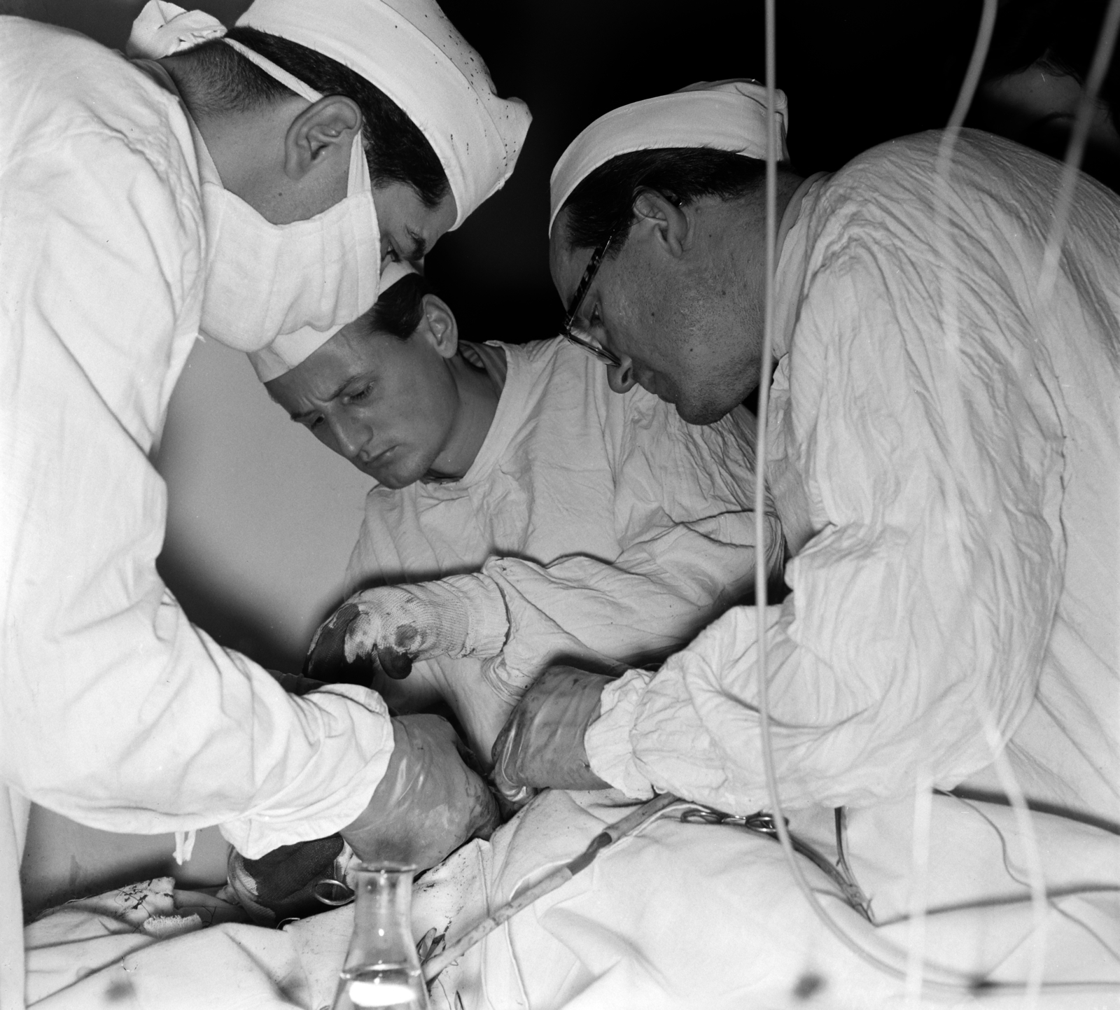 Romania,Transylvania, Târgu Mureș, Sebészeti Klinika, Szív- és Érsebészeti Osztály., 1962, Sütő András örökösei, Új Élet szerkesztőség, surgeon, surgical mask, Fortepan #135898