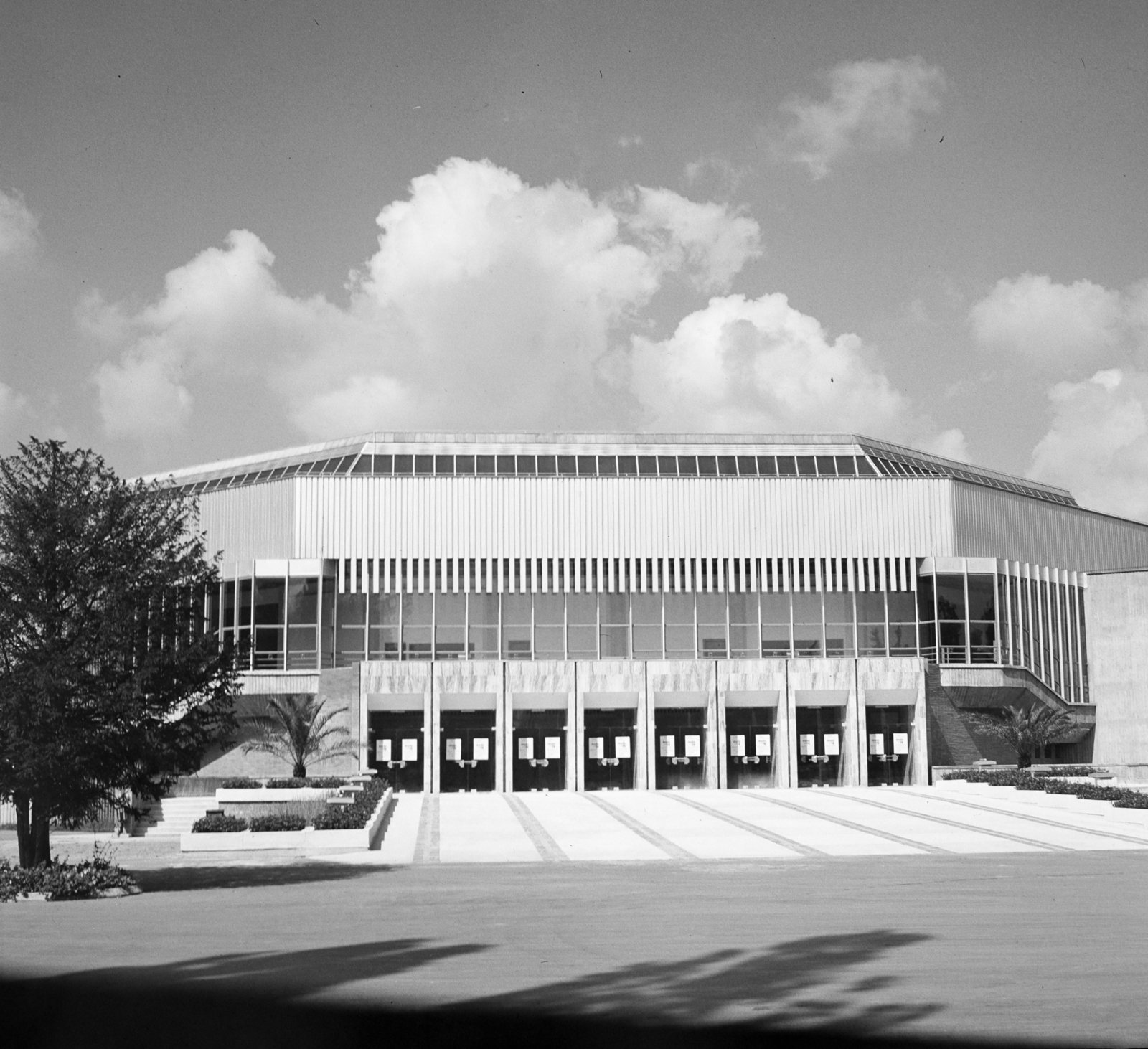 Romania,Transylvania, Târgu Mureș, Aleea Parcul Sportivilor, Sportcsarnok., 1980, Sütő András örökösei, Új Élet szerkesztőség, sport hall, Fortepan #135899